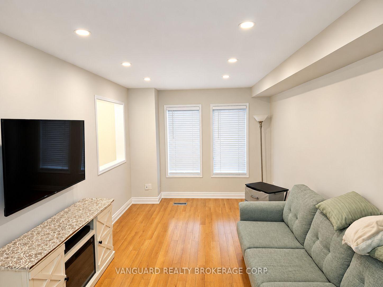 Photo 3 of Unit 58, 19 Foxchase Avenue, Vaughan, East Woodbridge — HOMEH