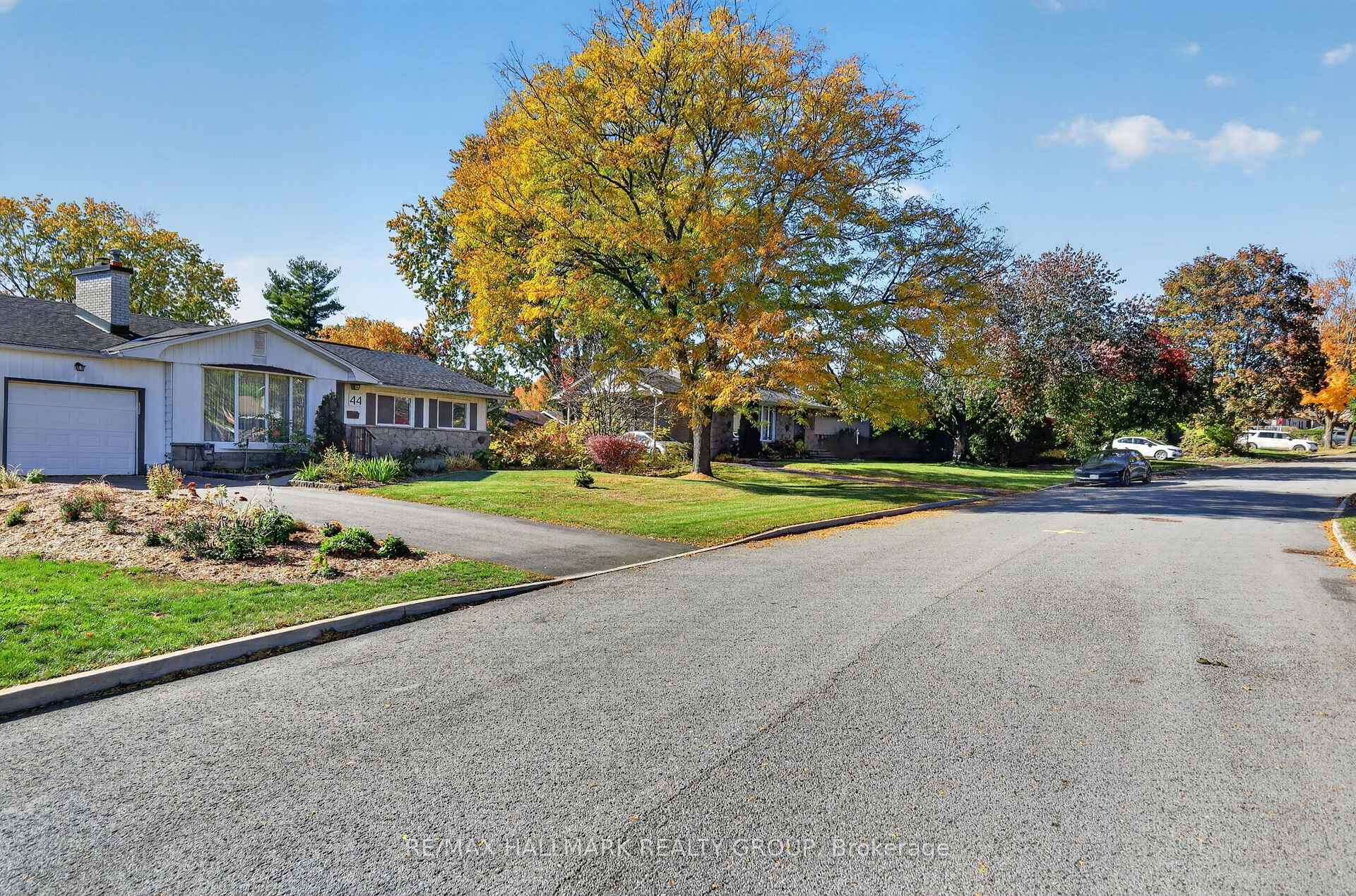 Photo 3 of 44 Singal Street, Ottawa, Kanata - Glencairn/Hazeldean — HOMEH