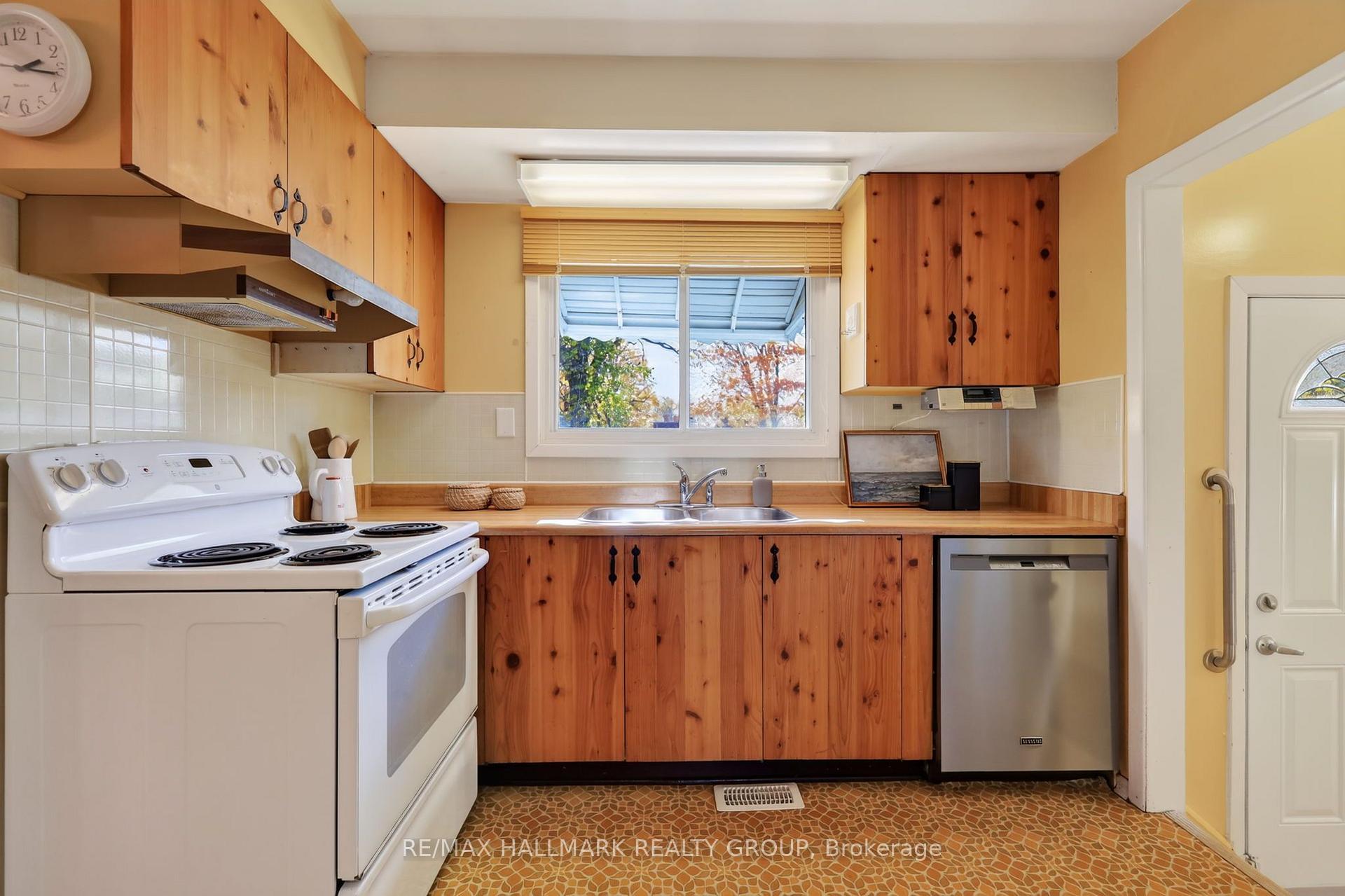 Photo 14 of 44 Singal Street, Ottawa, Kanata - Glencairn/Hazeldean — HOMEH