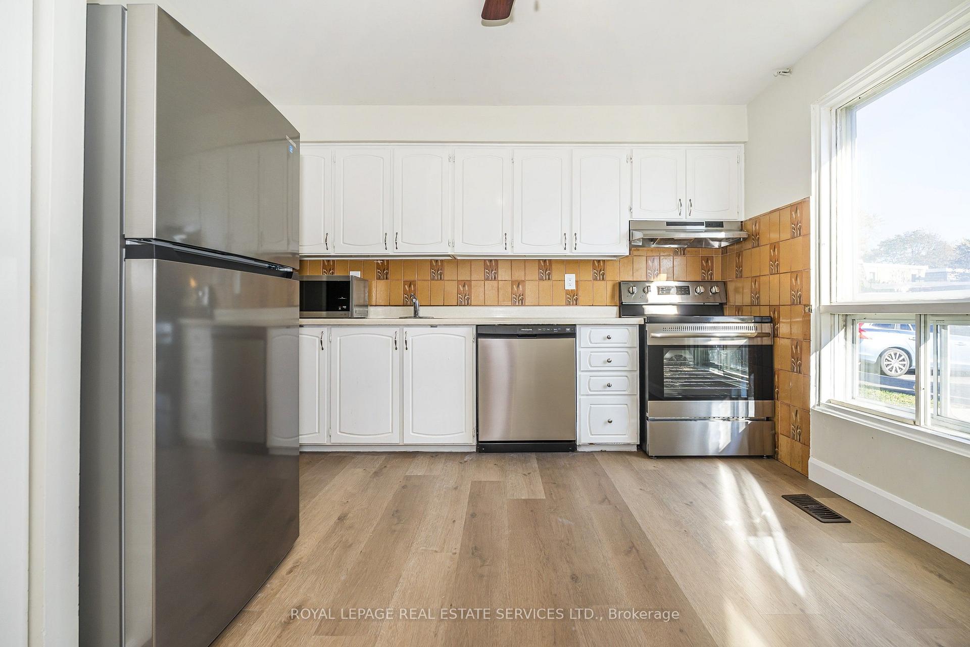 Photo 2 of Unit 51, 707 Burnhamthorpe Road, Etobicoke, Markland Wood — HOMEH