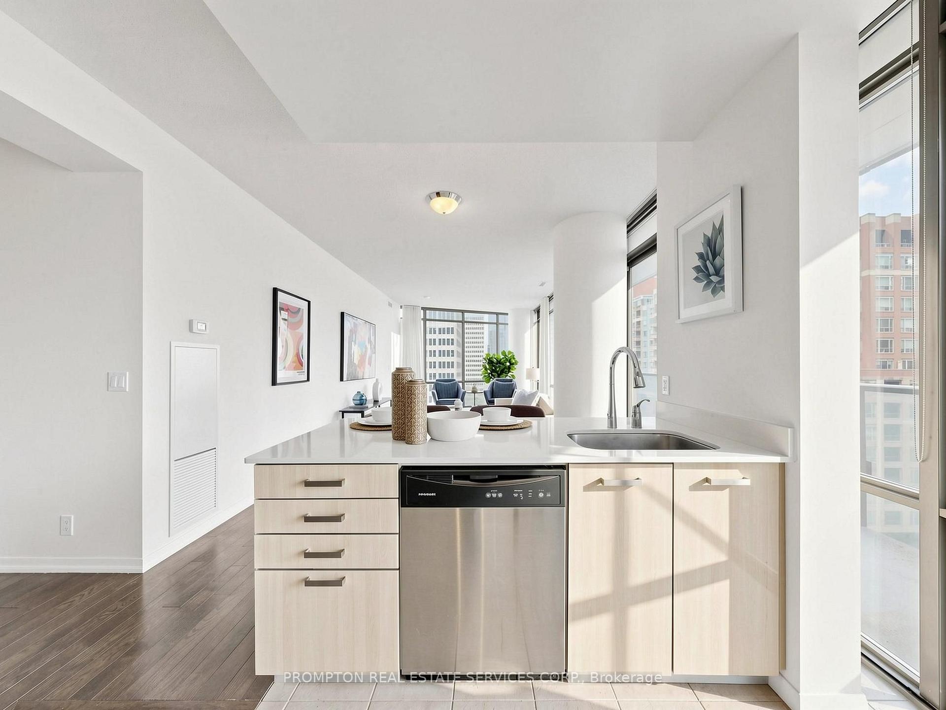 Photo 10 of Unit 905, 832 Bay Street, Toronto, Bay Street Corridor — HOMEH