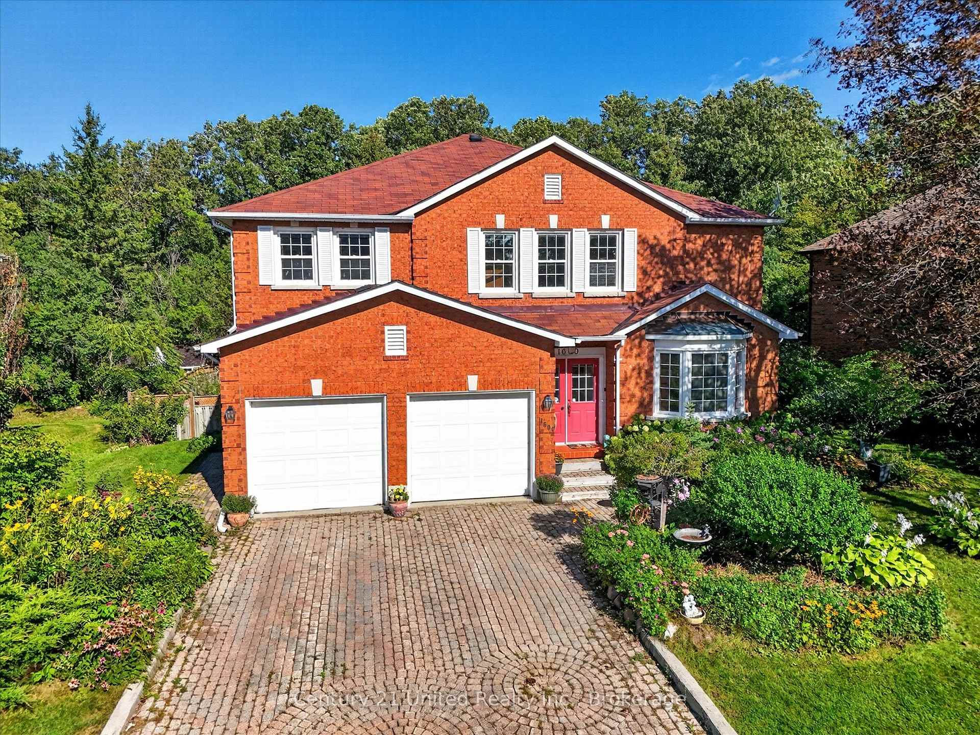 Front of 1600 Firwood Crescent