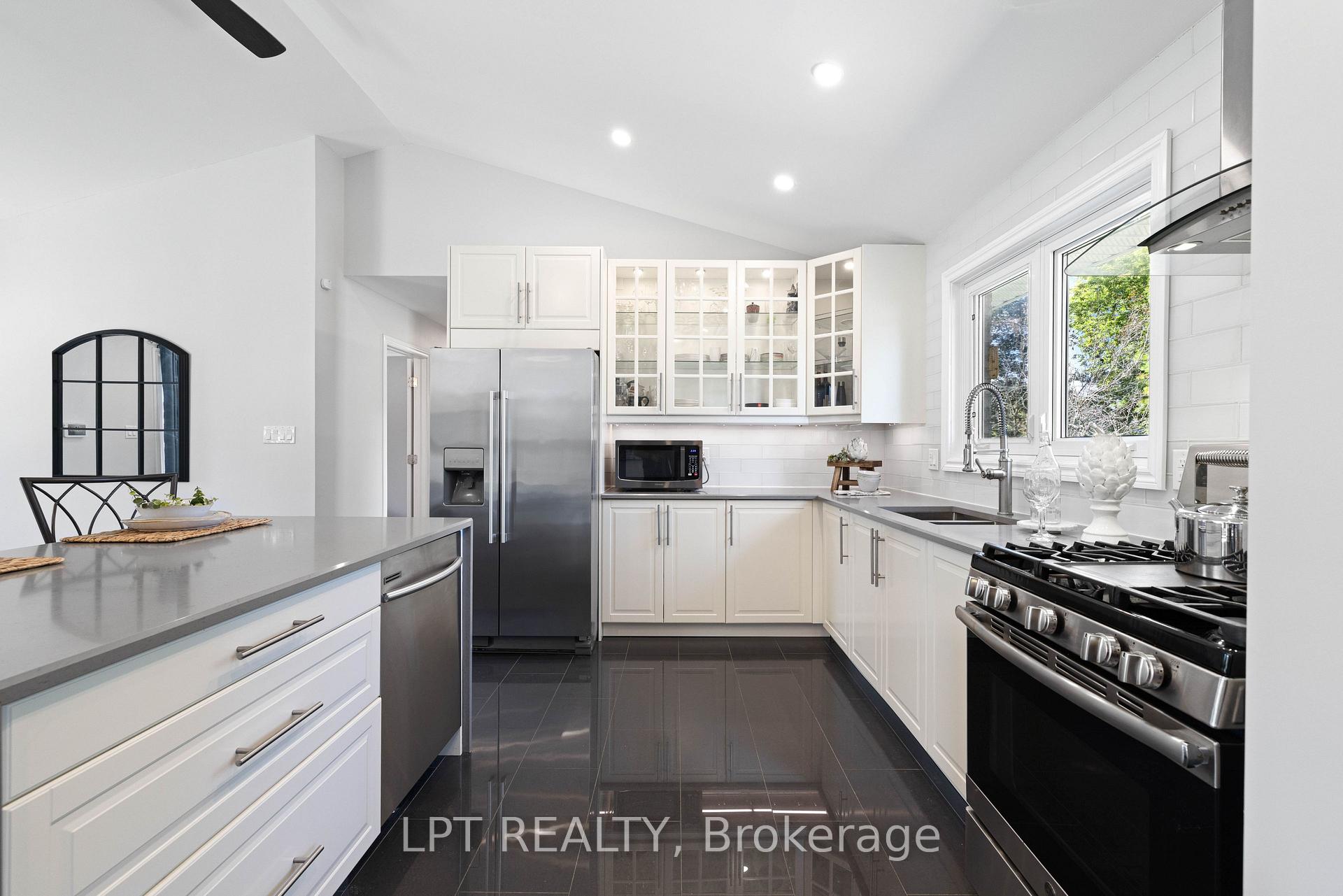 Photo 19 of 40 Rosemary Lane, Georgina, Pefferlaw — HOMEH