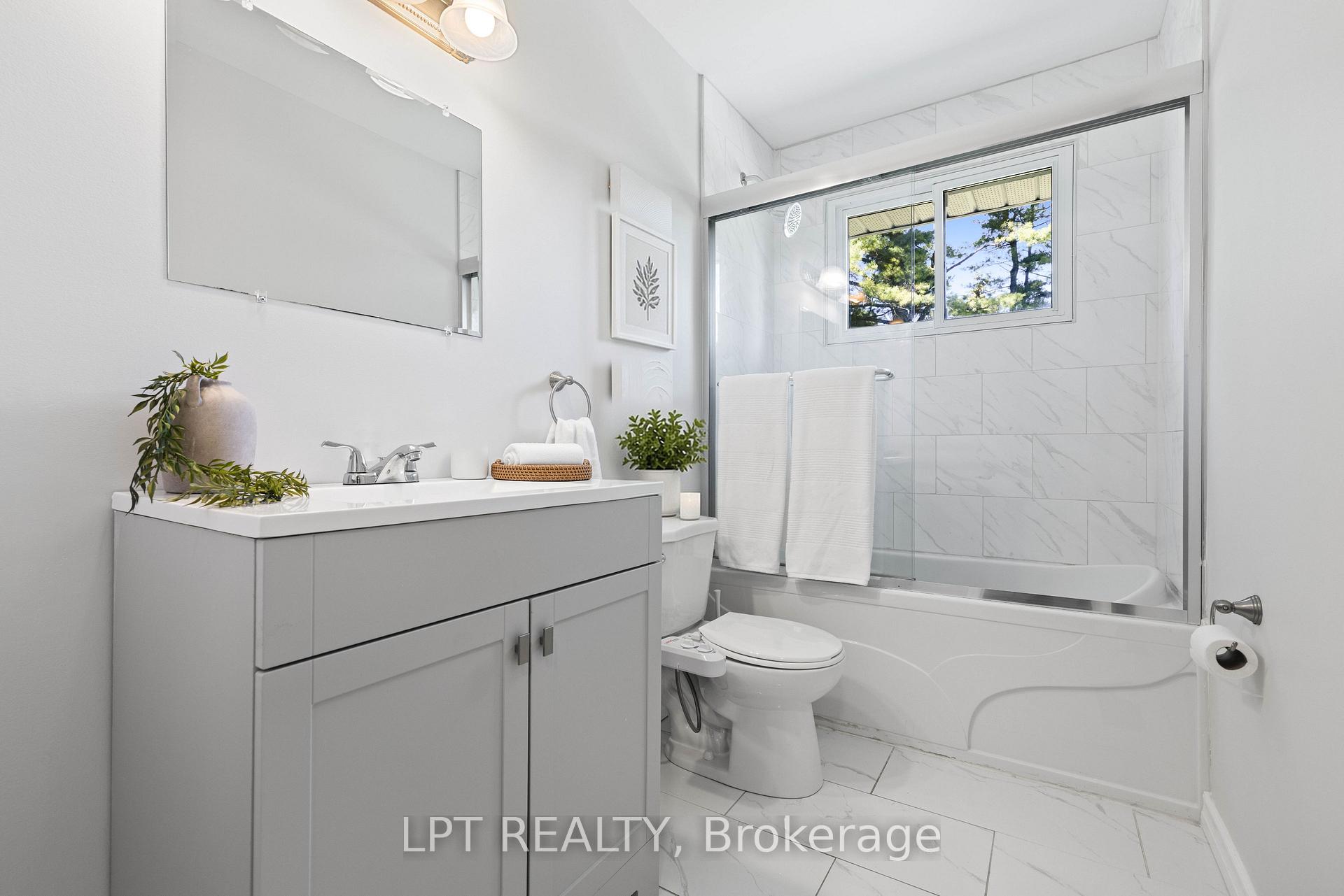 Photo 37 of 40 Rosemary Lane, Georgina, Pefferlaw — HOMEH