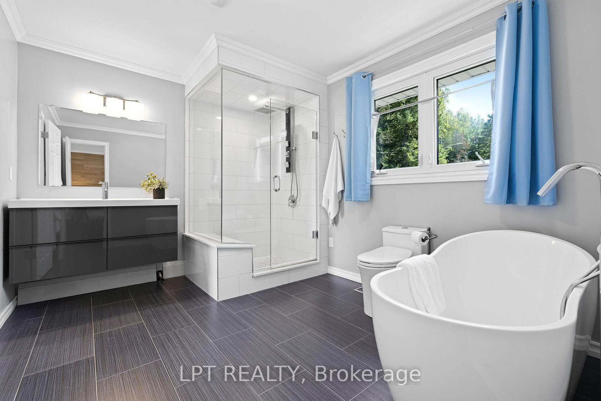 Photo 28 of 40 Rosemary Lane, Georgina, Pefferlaw — HOMEH