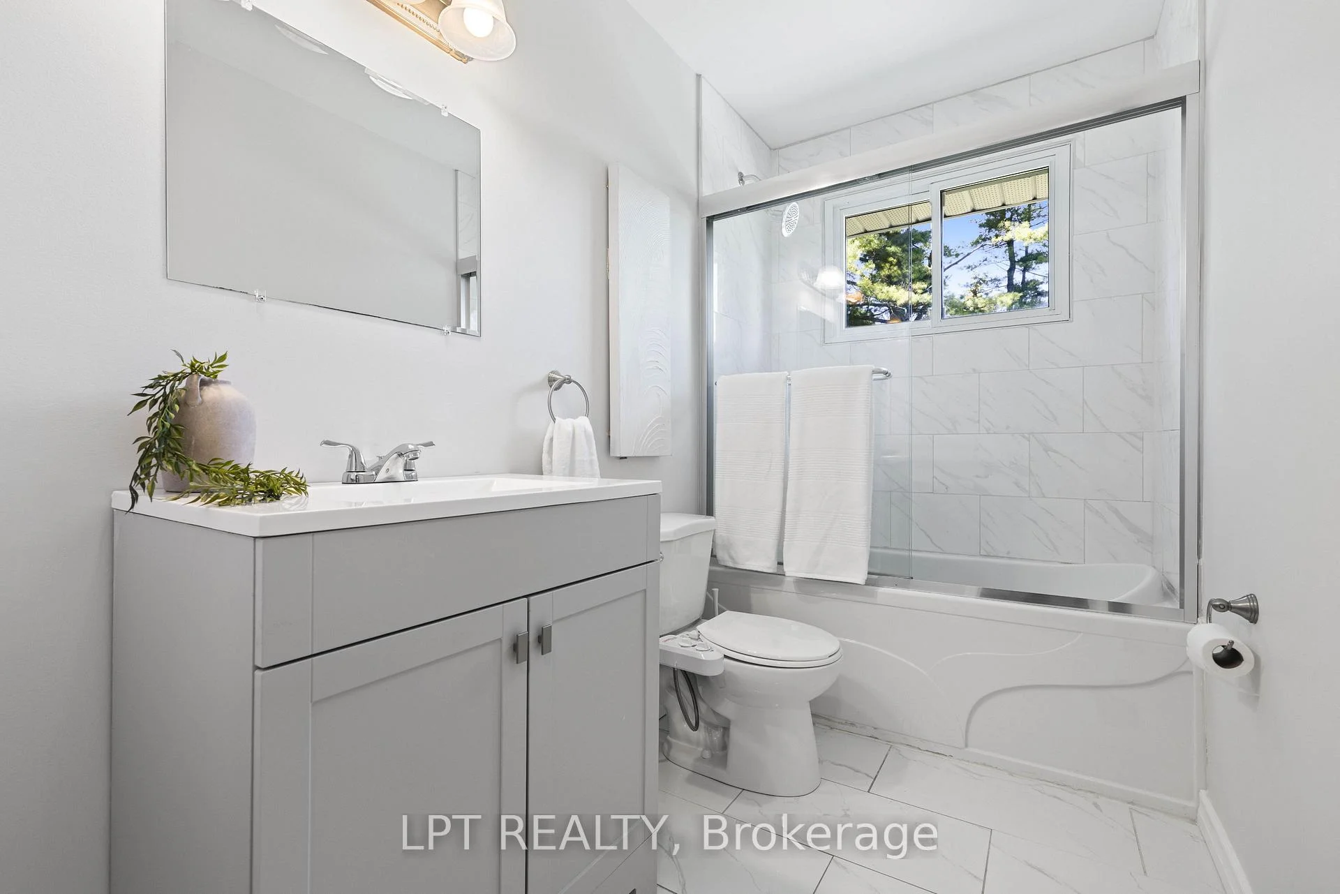 Photo 36 of 40 Rosemary Lane, Georgina, Pefferlaw — HOMEH