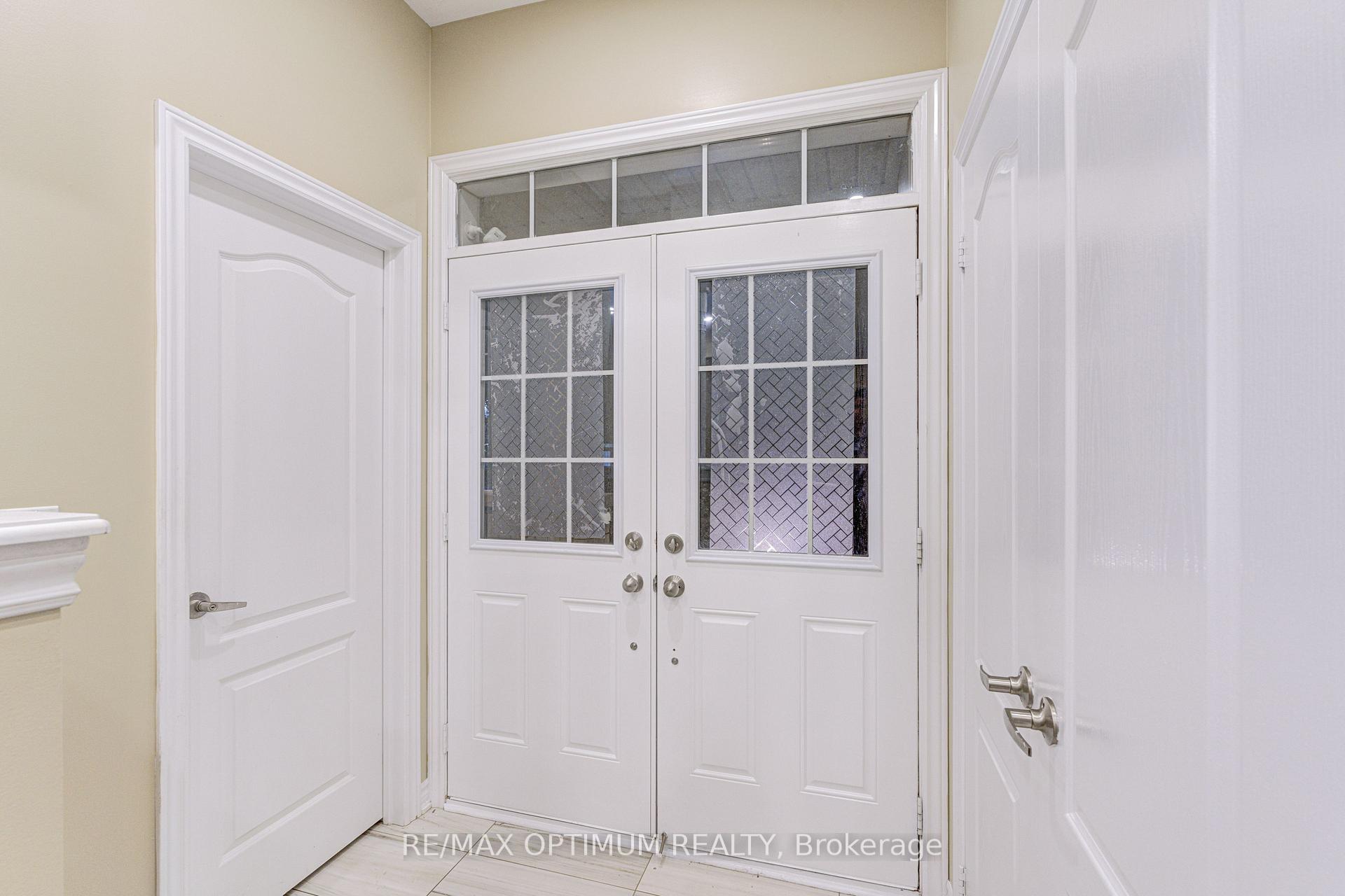 Photo 4 of 17 Elmcrest Drive, Brampton, Credit Valley — HOMEH