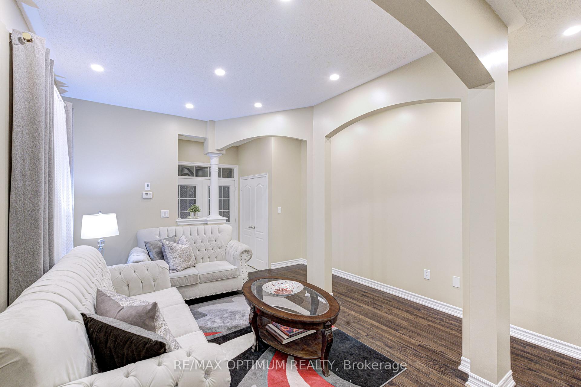 Photo 5 of 17 Elmcrest Drive, Brampton, Credit Valley — HOMEH
