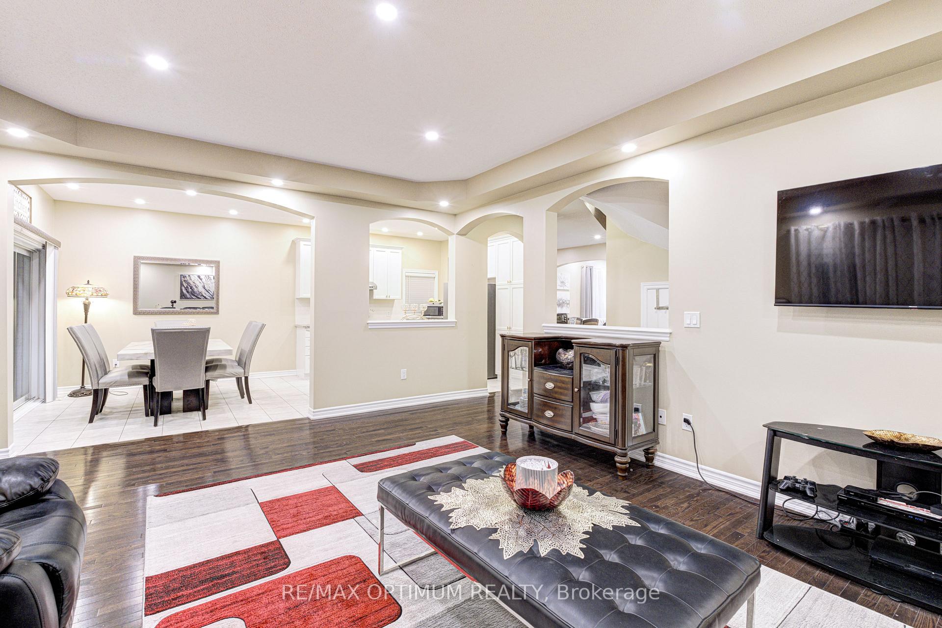 Photo 14 of 17 Elmcrest Drive, Brampton, Credit Valley — HOMEH