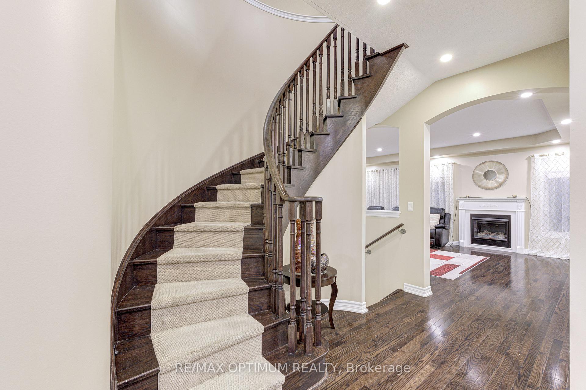Photo 23 of 17 Elmcrest Drive, Brampton, Credit Valley — HOMEH