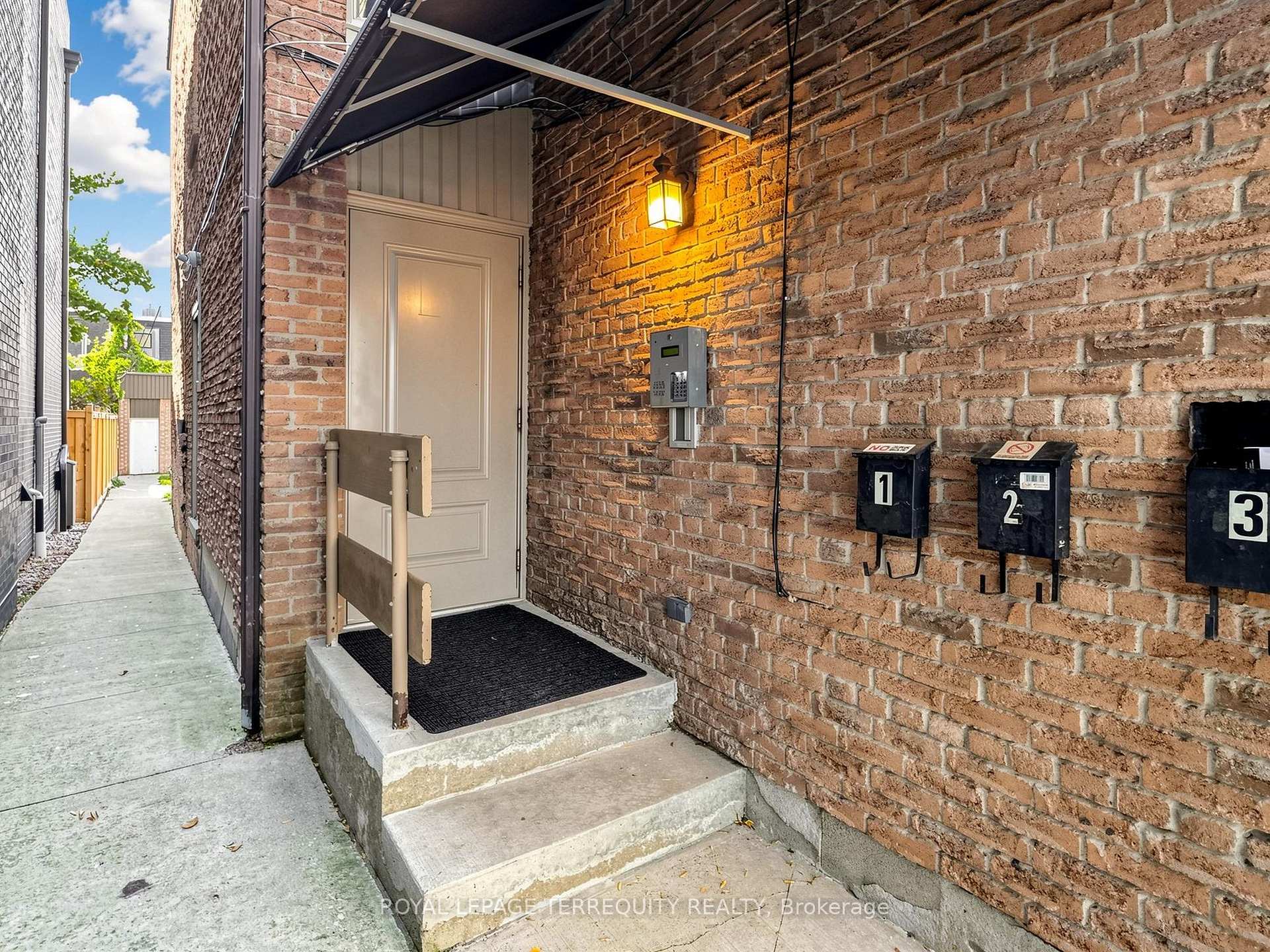 Photo 11 of Unit 3, 41 Summerhill Avenue, Toronto, Rosedale-Moore Park — HOMEH