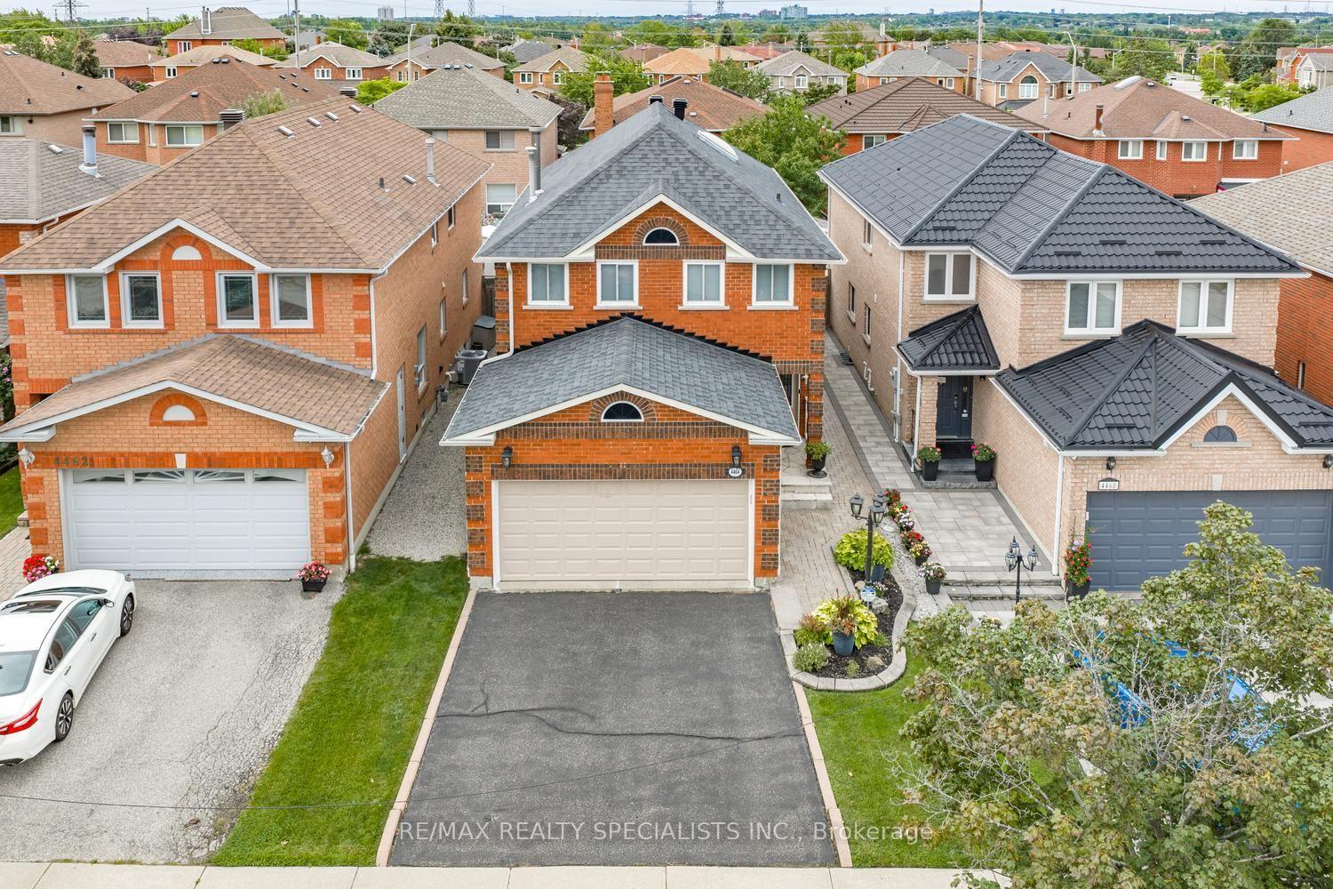 Photo 2 of 4464 Weeping Willow Drive, Mississauga, East Credit — HOMEH