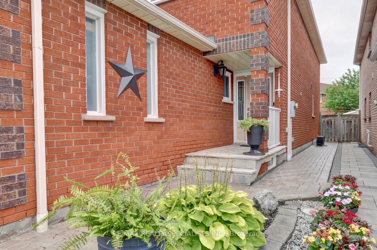 Photo 3 of 4464 Weeping Willow Drive, Mississauga, East Credit — HOMEH