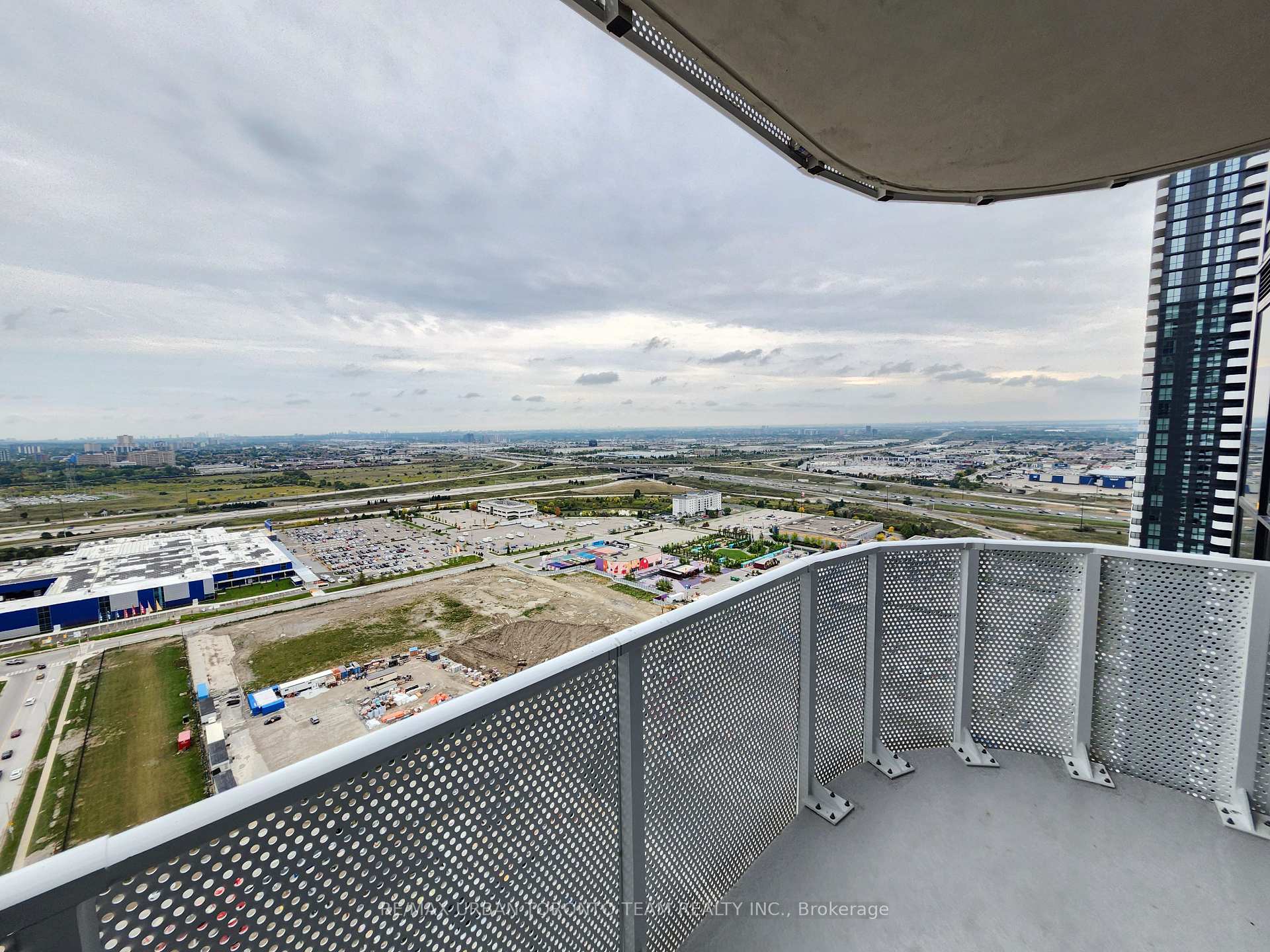 Photo 2 of Unit 3312, 28 Interchange Way, Vaughan, Vaughan Corporate Centre — HOMEH