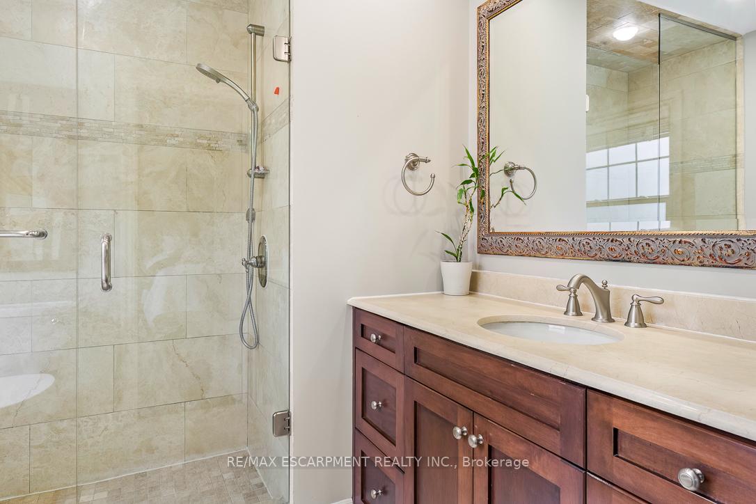 Photo 25 of 996 Cresthampton Lane, Mississauga, Lorne Park — HOMEH
