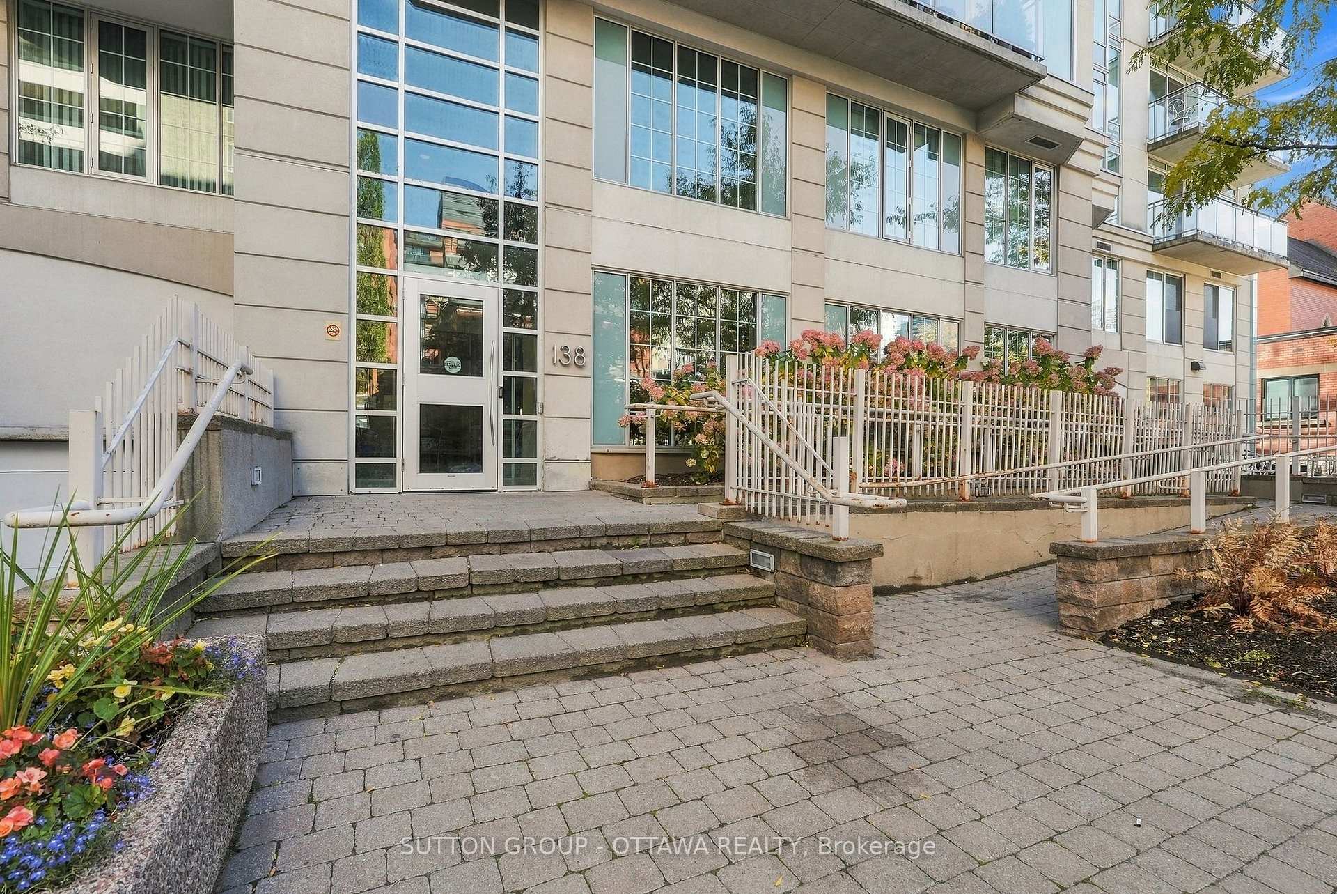 Front of Unit 1012, 138 Somerset Street W
