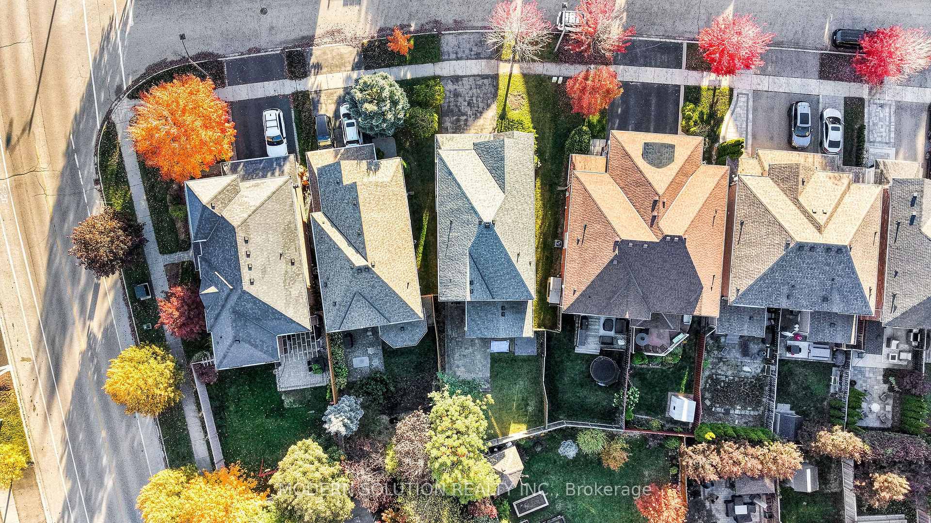 Photo 3 of 5 Woodcote Crescent, Halton Hills, Georgetown — HOMEH