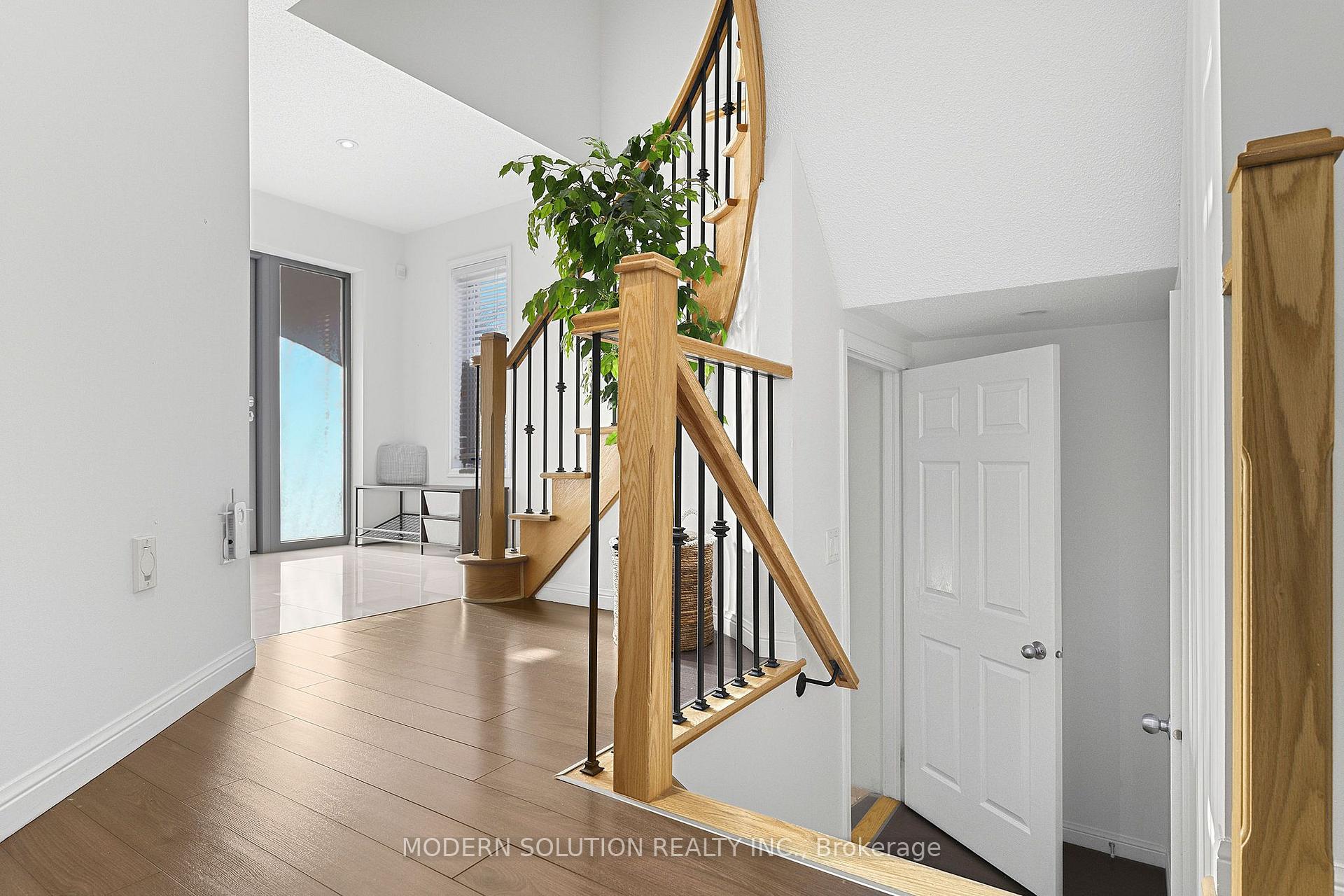 Photo 9 of 5 Woodcote Crescent, Halton Hills, Georgetown — HOMEH