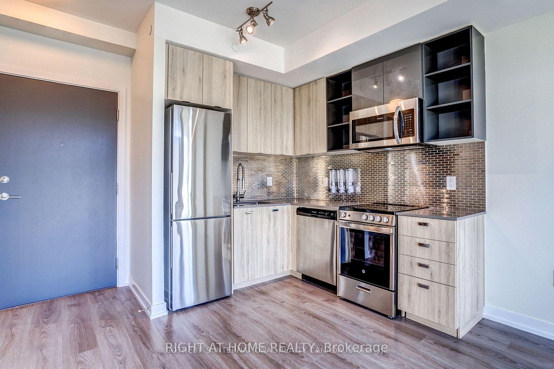 Photo 3 of Unit 514, 10 De Boers Drive, North York, York University Heights — HOMEH