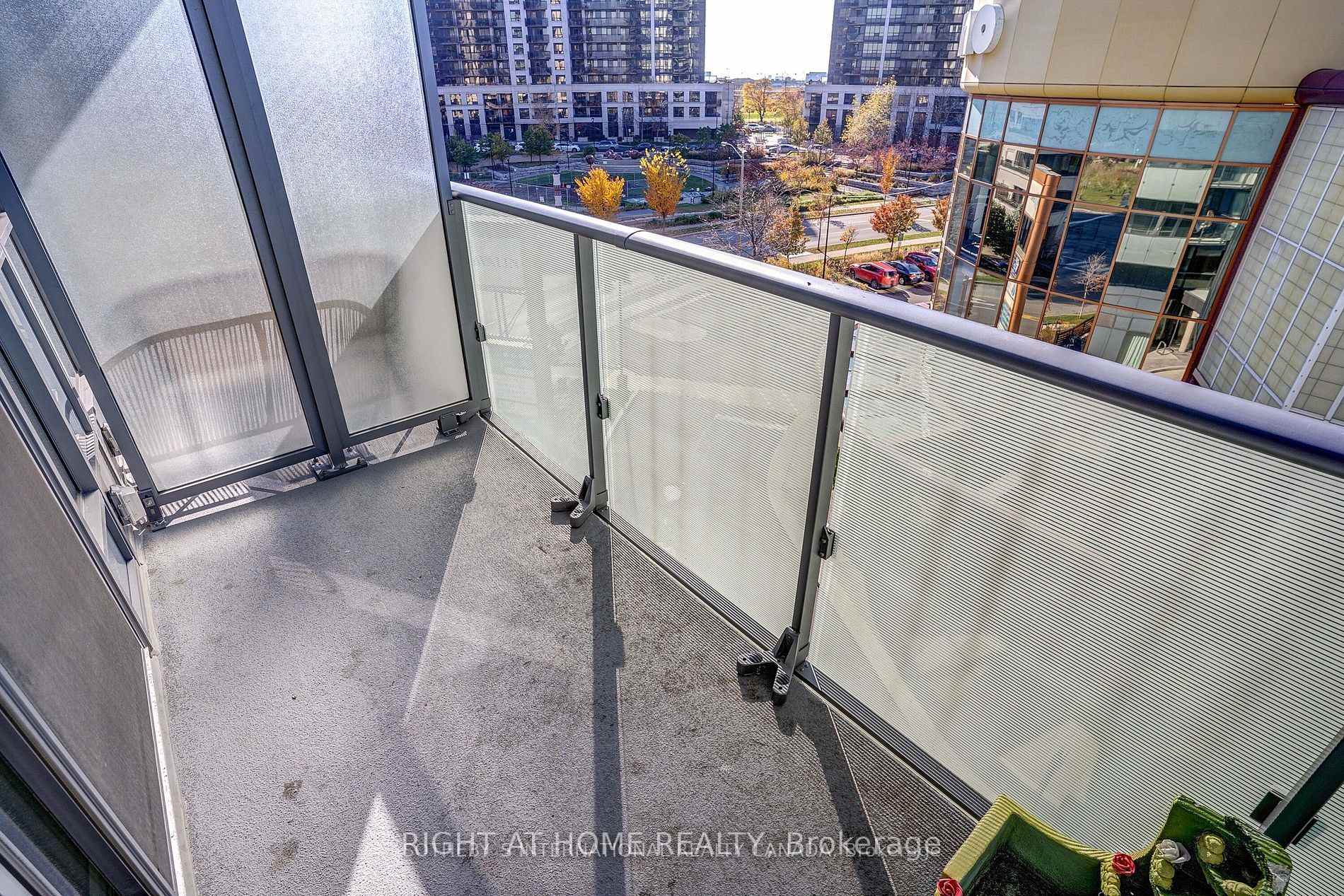 Photo 10 of Unit 514, 10 De Boers Drive, North York, York University Heights — HOMEH