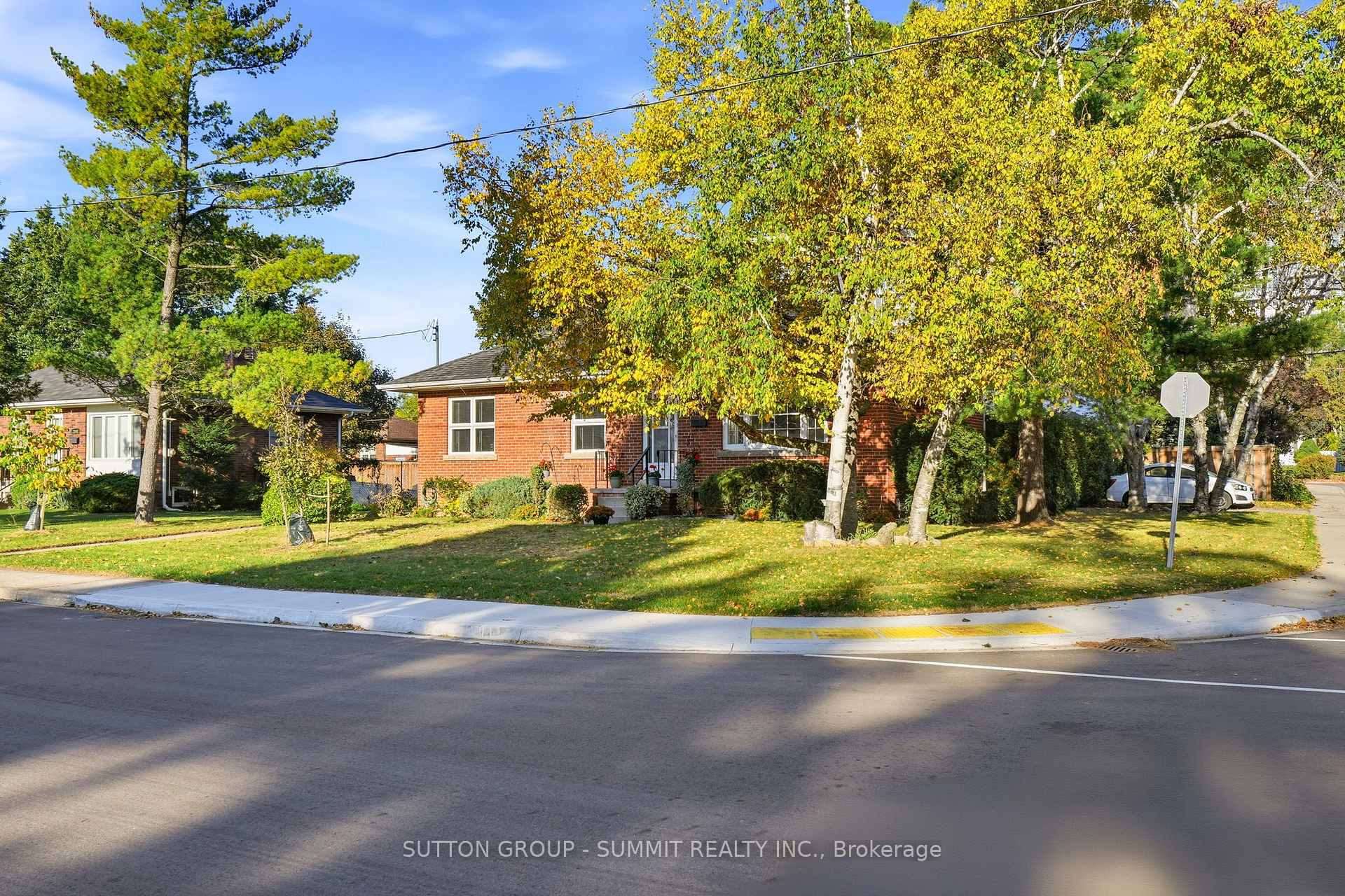 Photo 2 of 2117 Maplewood Drive, Burlington, Brant — HOMEH