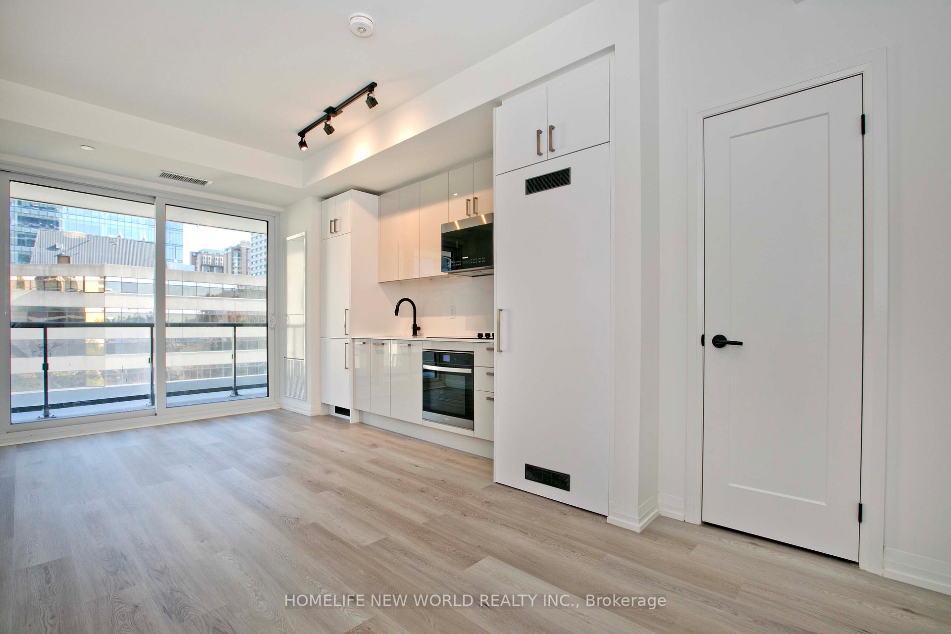 Front of Unit 603, 280 Dundas Street W
