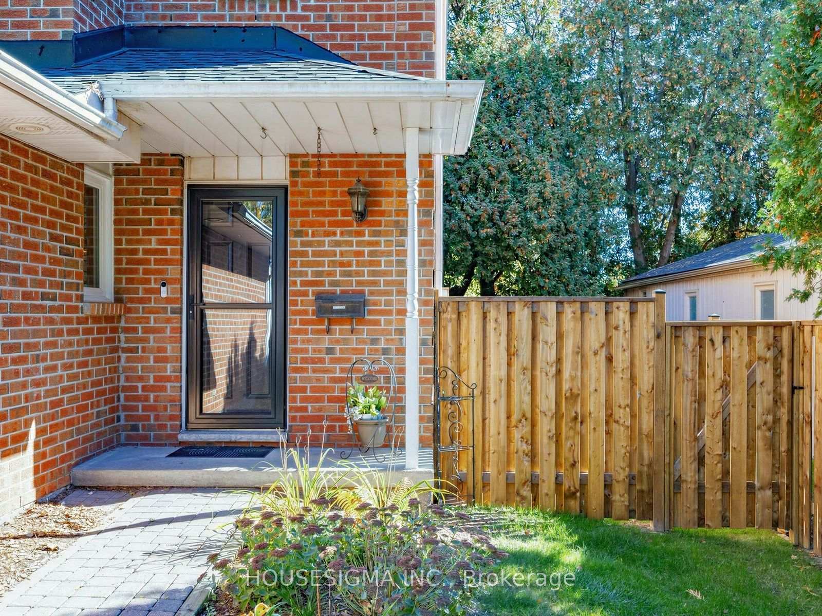 Photo 3 of Unit 17, 935 King Road, Burlington, LaSalle — HOMEH