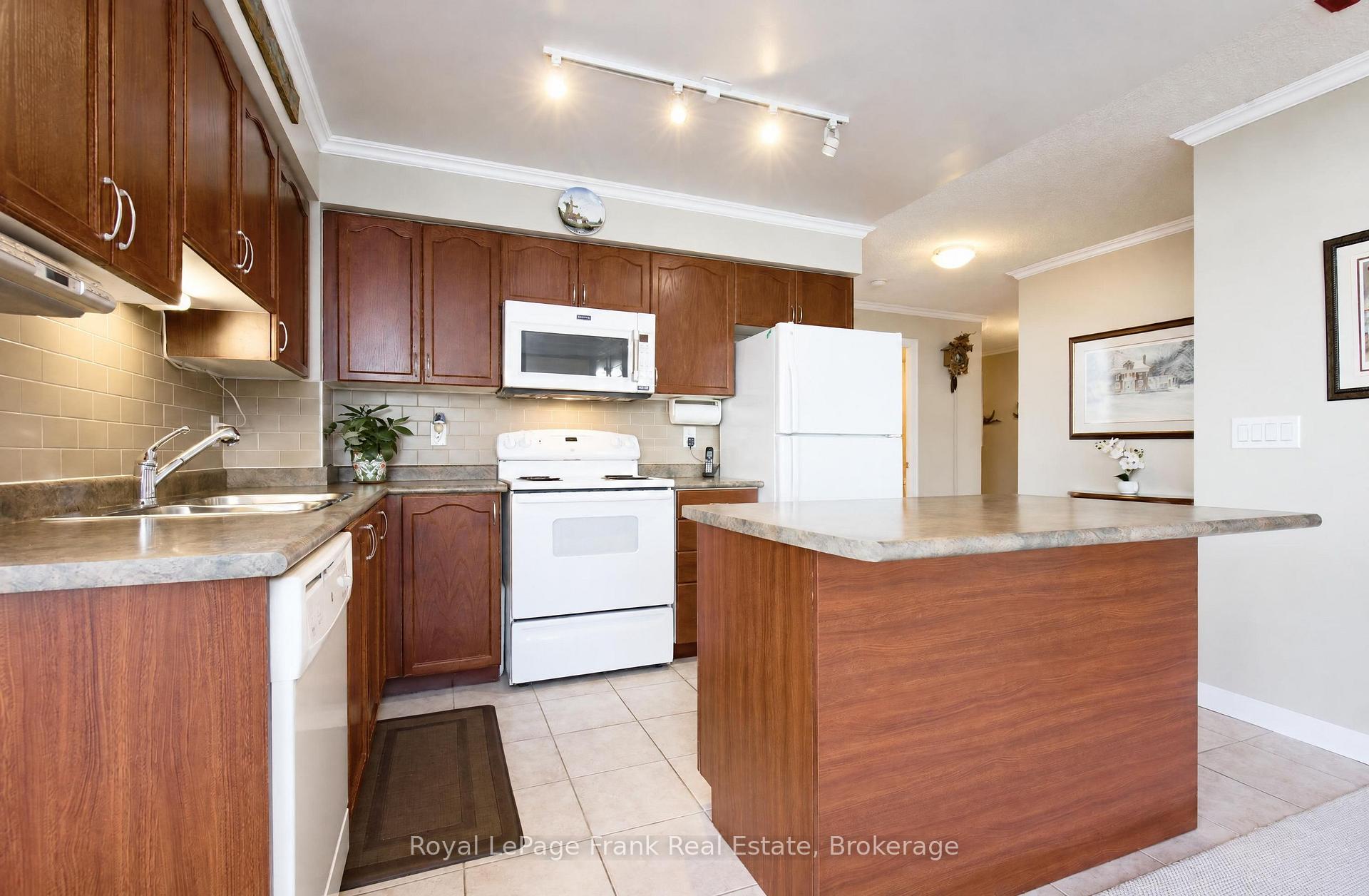 Photo 4 of Unit 904, 1600 Charles Street, Whitby, Port Whitby — HOMEH