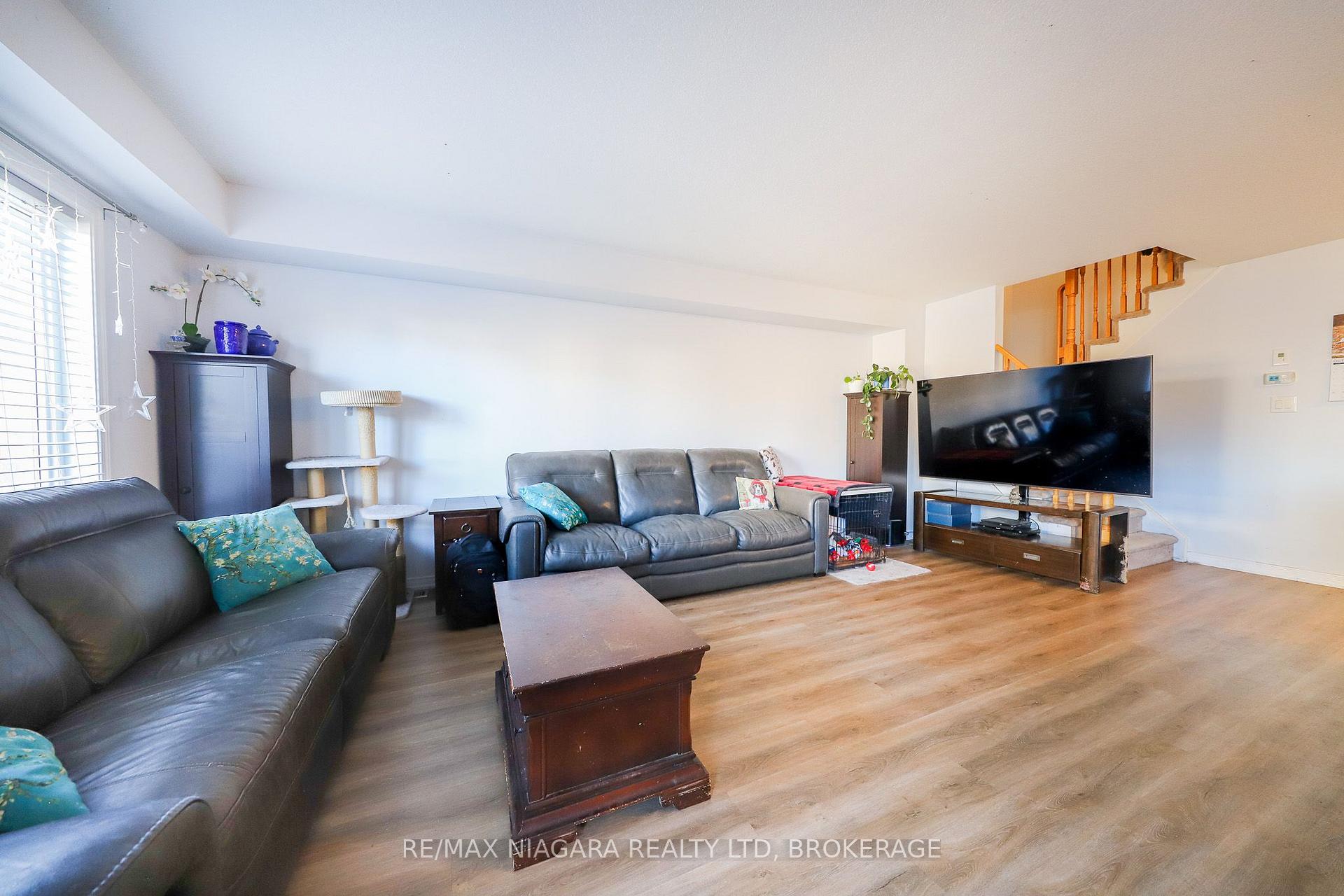 Photo 3 of 8532 Nightshade Street, Niagara Falls, Brown — HOMEH