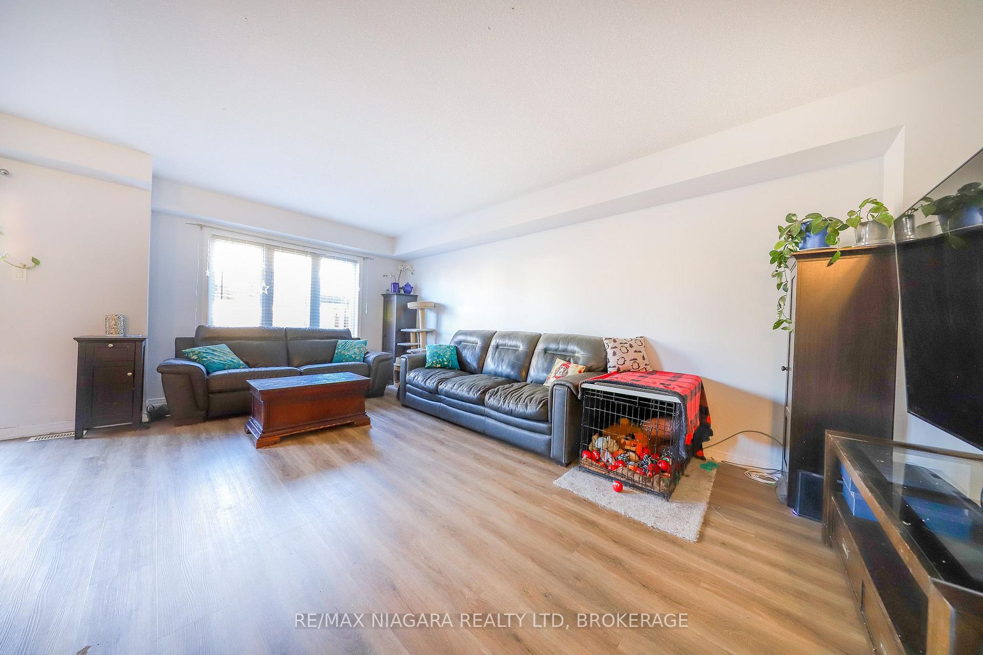 Photo 4 of 8532 Nightshade Street, Niagara Falls, Brown — HOMEH