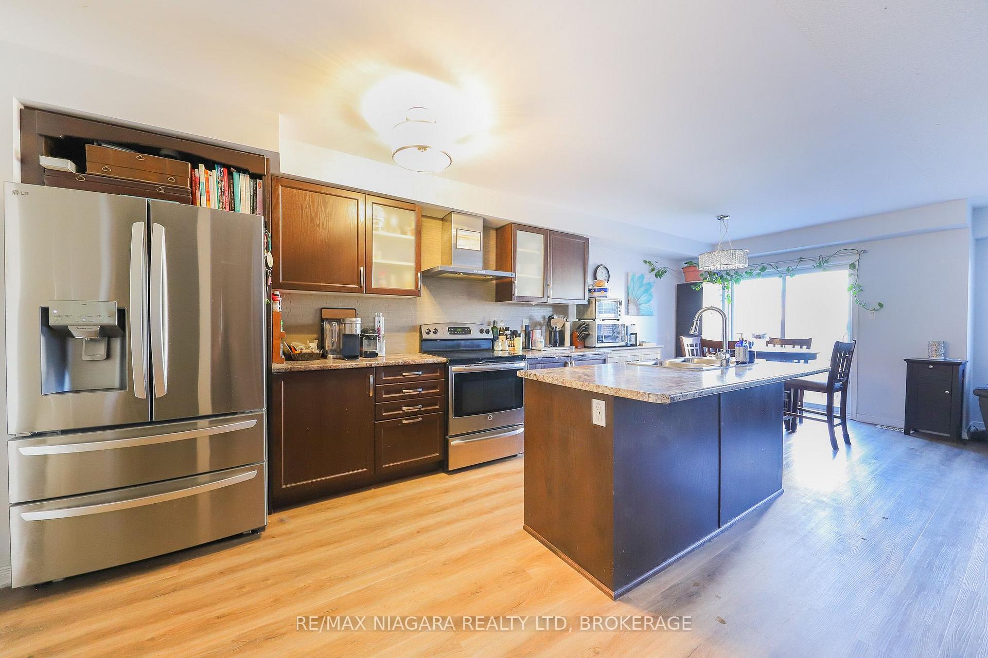 Photo 5 of 8532 Nightshade Street, Niagara Falls, Brown — HOMEH