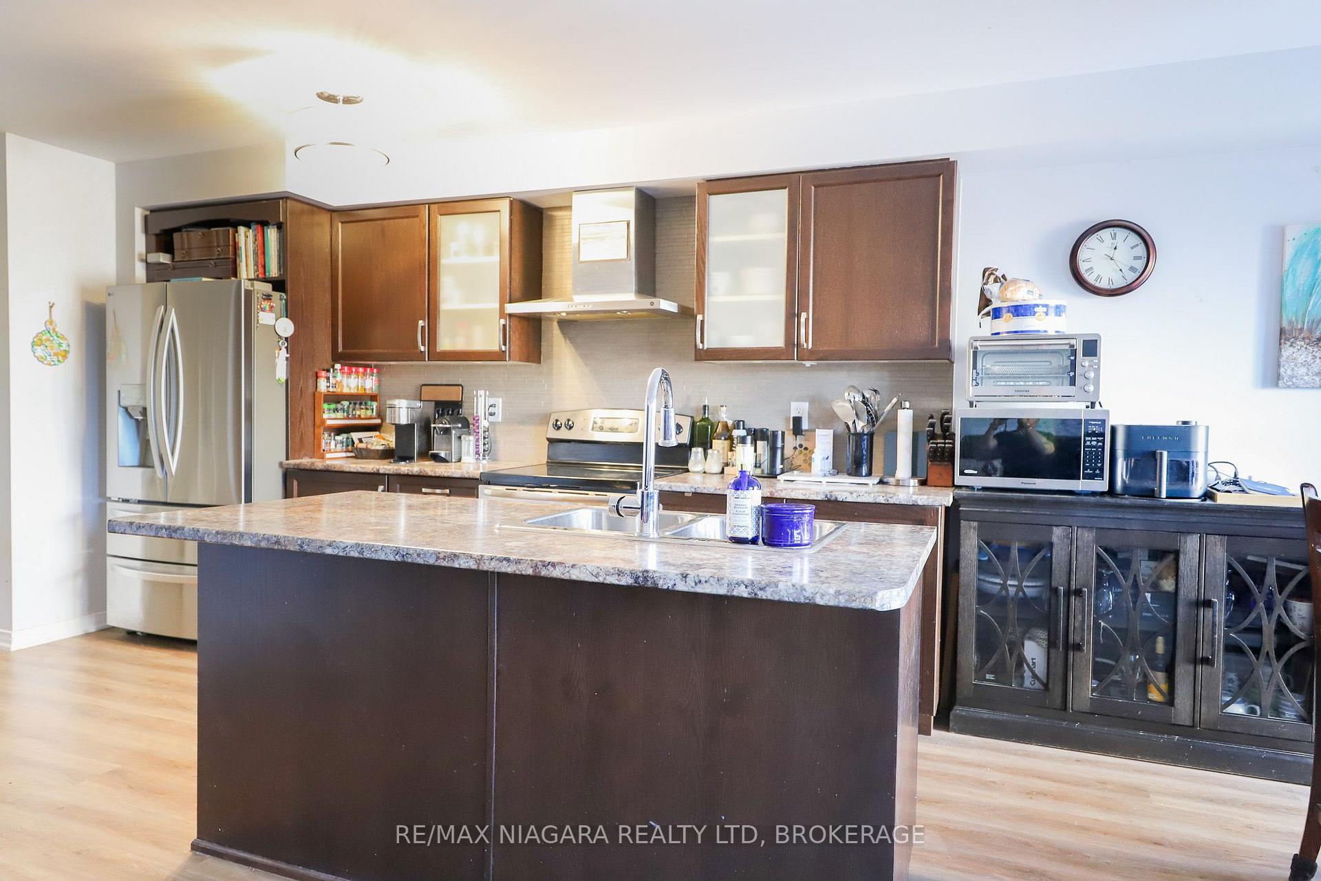 Photo 6 of 8532 Nightshade Street, Niagara Falls, Brown — HOMEH