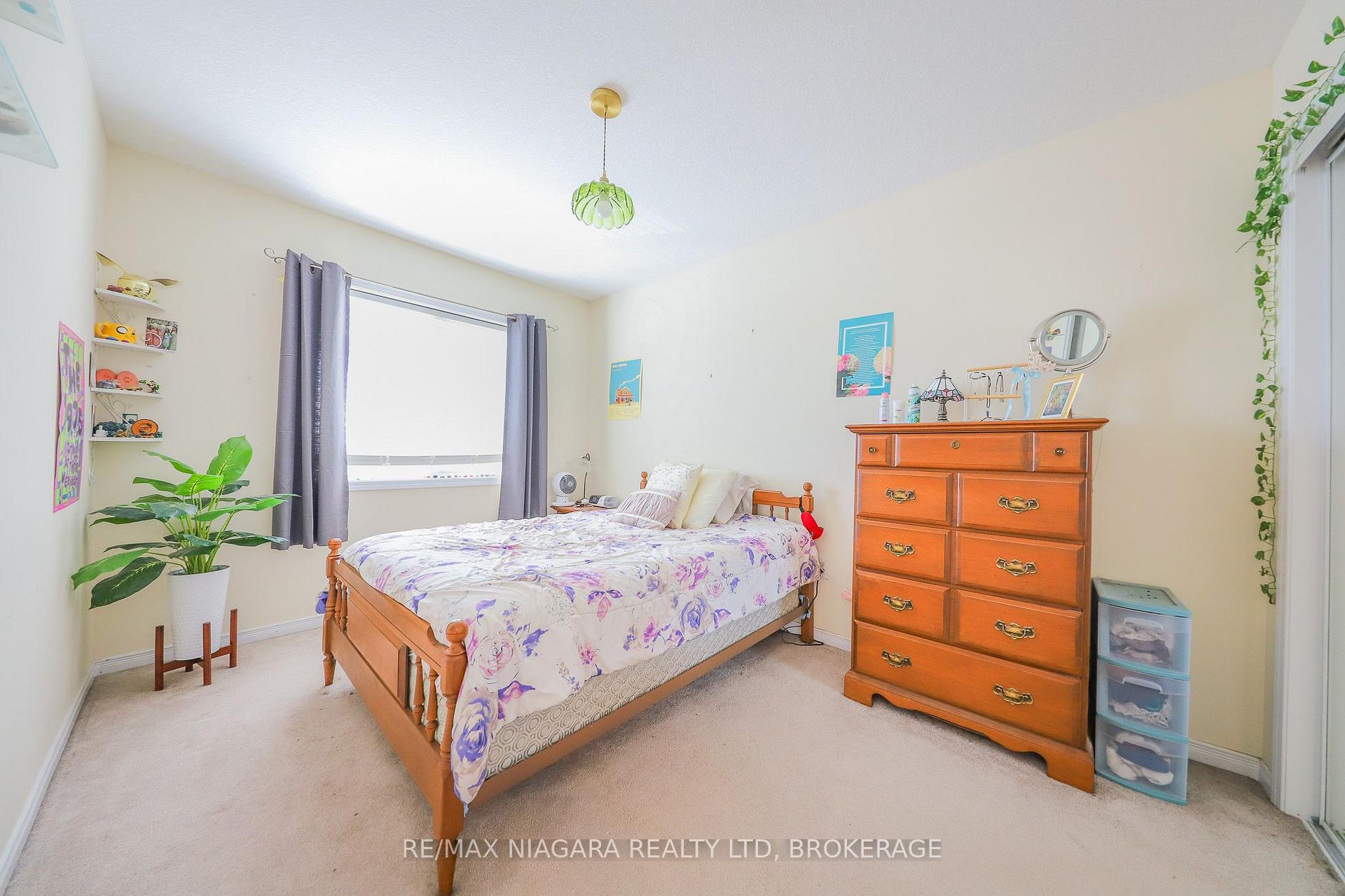 Photo 9 of 8532 Nightshade Street, Niagara Falls, Brown — HOMEH