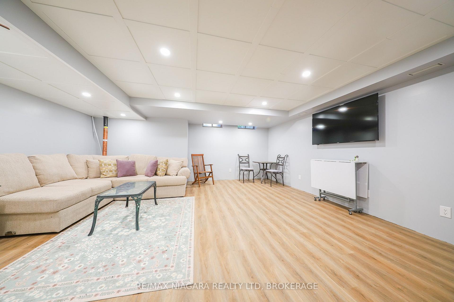 Photo 14 of 8532 Nightshade Street, Niagara Falls, Brown — HOMEH
