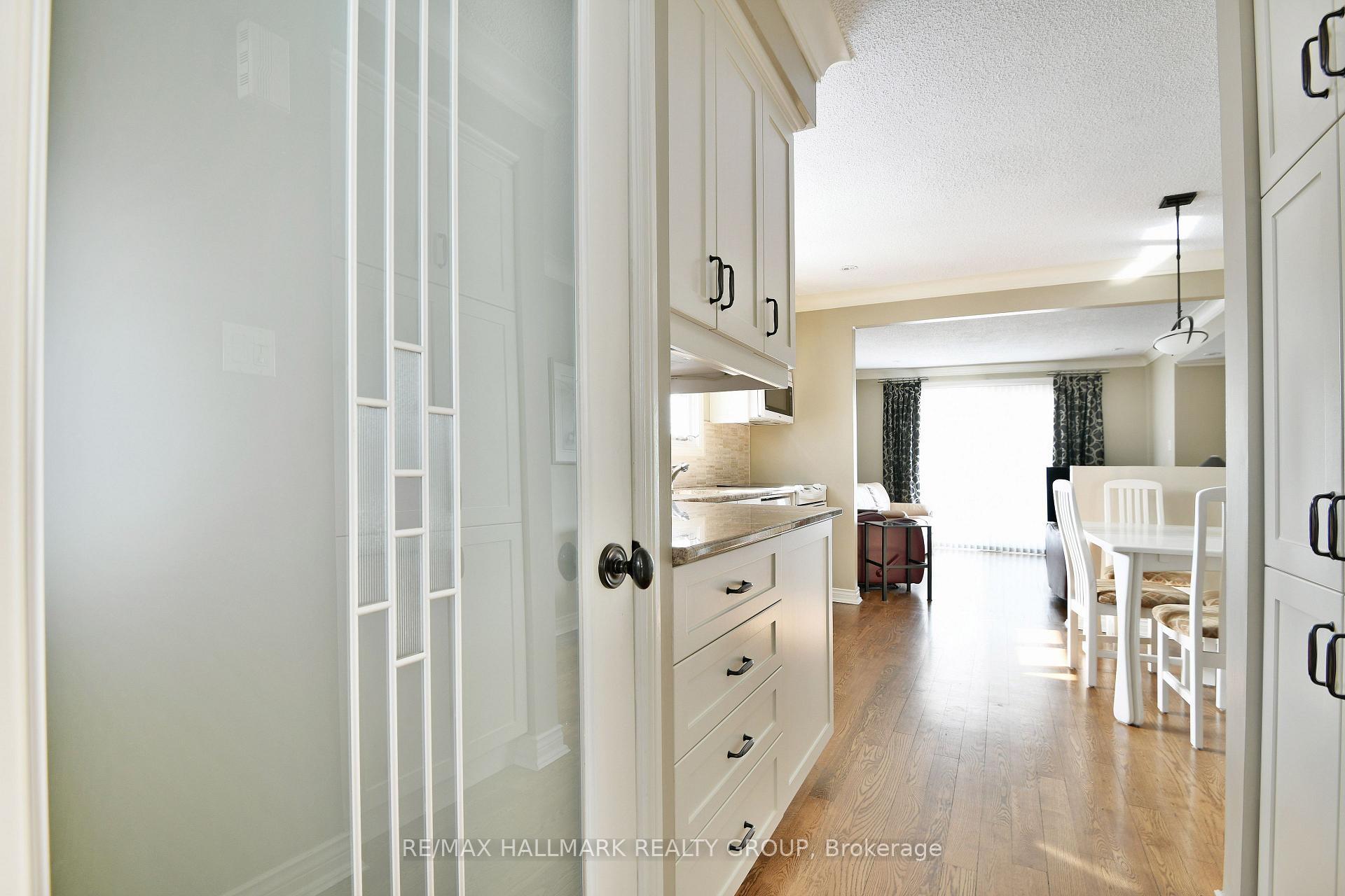 Photo 2 of 886 Trojan Avenue, Ottawa, Castle Heights/Rideau High — HOMEH