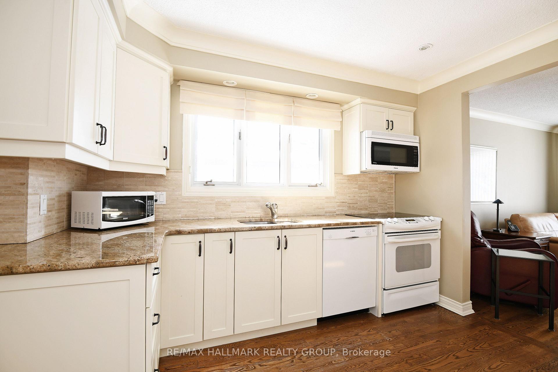 Photo 3 of 886 Trojan Avenue, Ottawa, Castle Heights/Rideau High — HOMEH