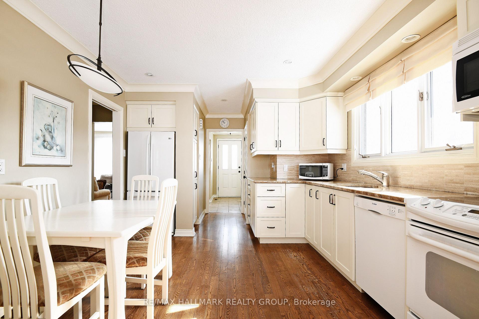 Photo 4 of 886 Trojan Avenue, Ottawa, Castle Heights/Rideau High — HOMEH
