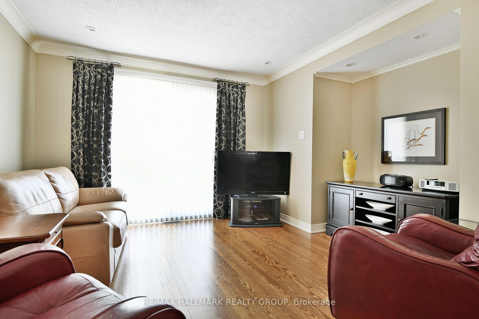 Photo 6 of 886 Trojan Avenue, Ottawa, Castle Heights/Rideau High — HOMEH