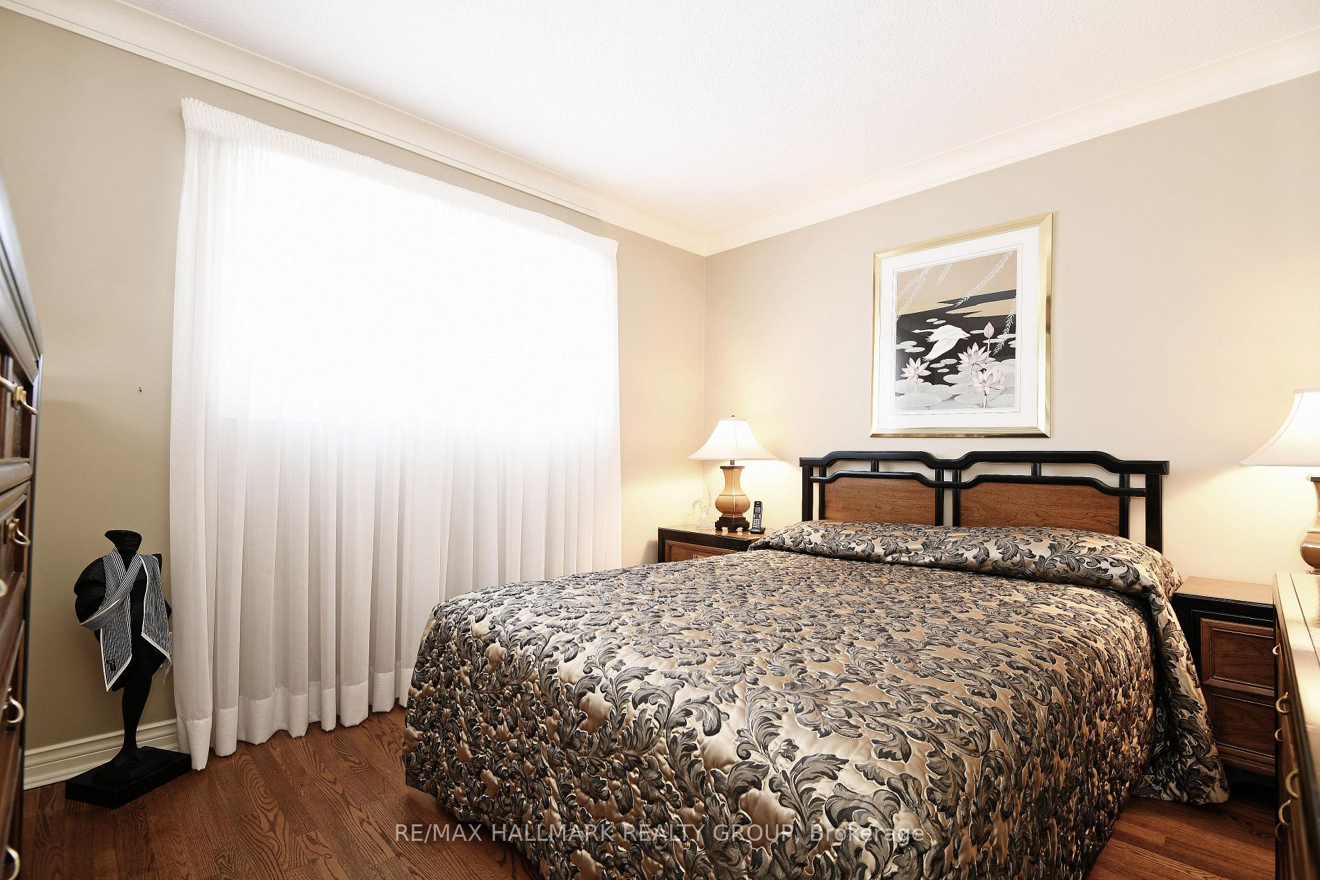 Photo 10 of 886 Trojan Avenue, Ottawa, Castle Heights/Rideau High — HOMEH