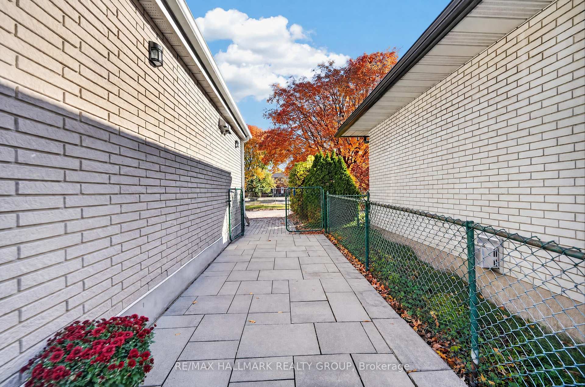 Photo 33 of 886 Trojan Avenue, Ottawa, Castle Heights/Rideau High — HOMEH