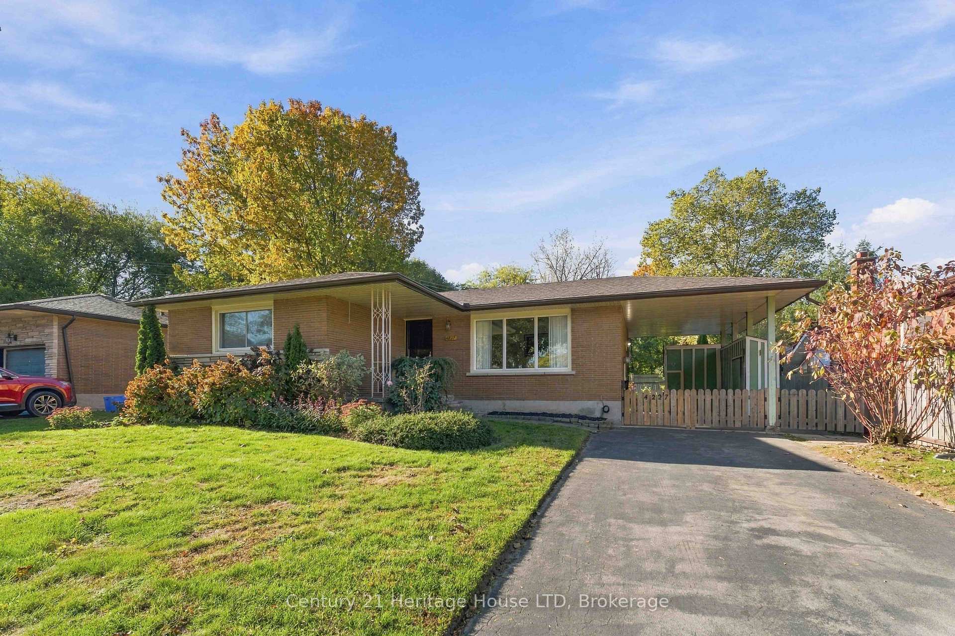 Photo 3 of 4227 Pettit Avenue, Niagara Falls, Morrison — HOMEH