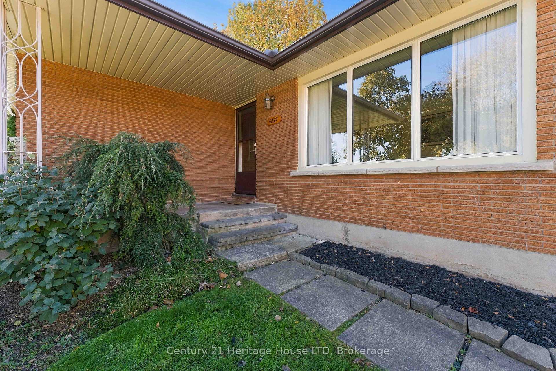 Photo 5 of 4227 Pettit Avenue, Niagara Falls, Morrison — HOMEH