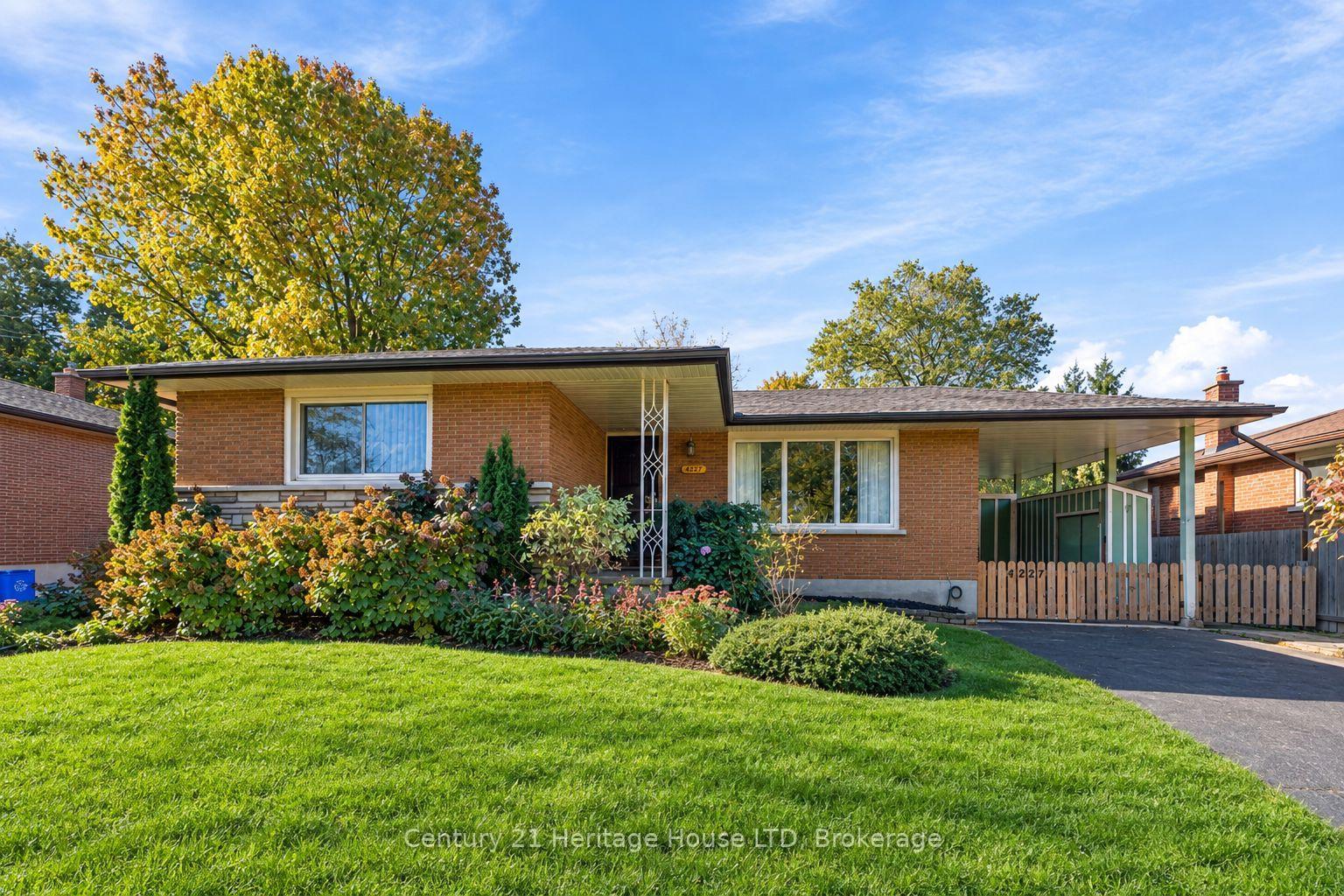 Photo 2 of 4227 Pettit Avenue, Niagara Falls, Morrison — HOMEH