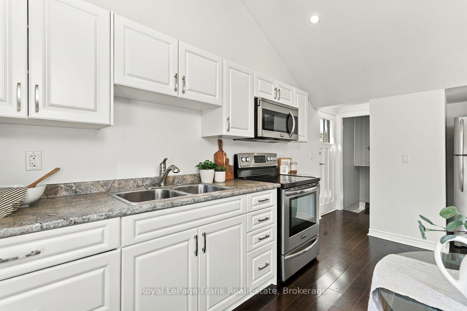Photo 9 of 304 Pine Avenue, Oshawa, Vanier — HOMEH