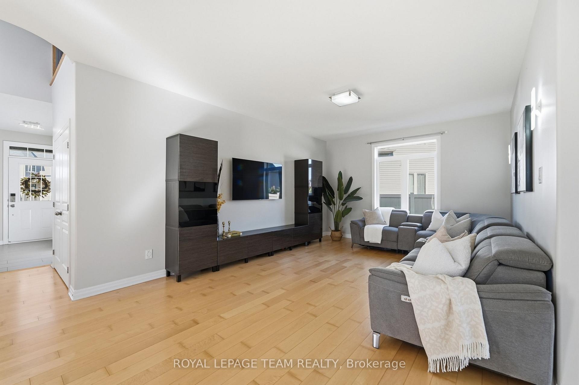 Photo 13 of 230 Dave Smith Crescent, Ottawa, Riverside South/Gloucester Glen — HOMEH