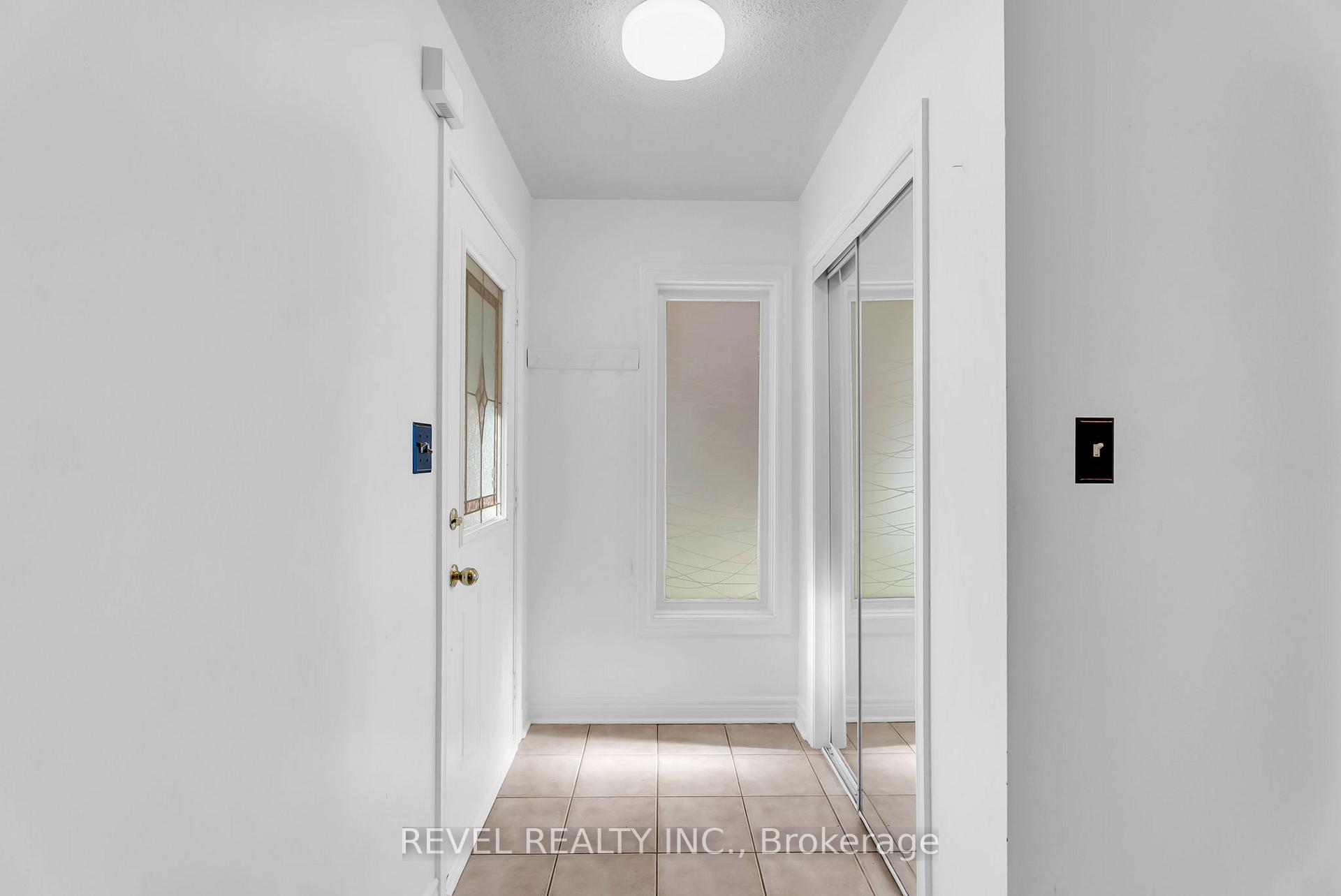 Photo 3 of 100 Pressed Brick Drive, Brampton, Brampton North — HOMEH