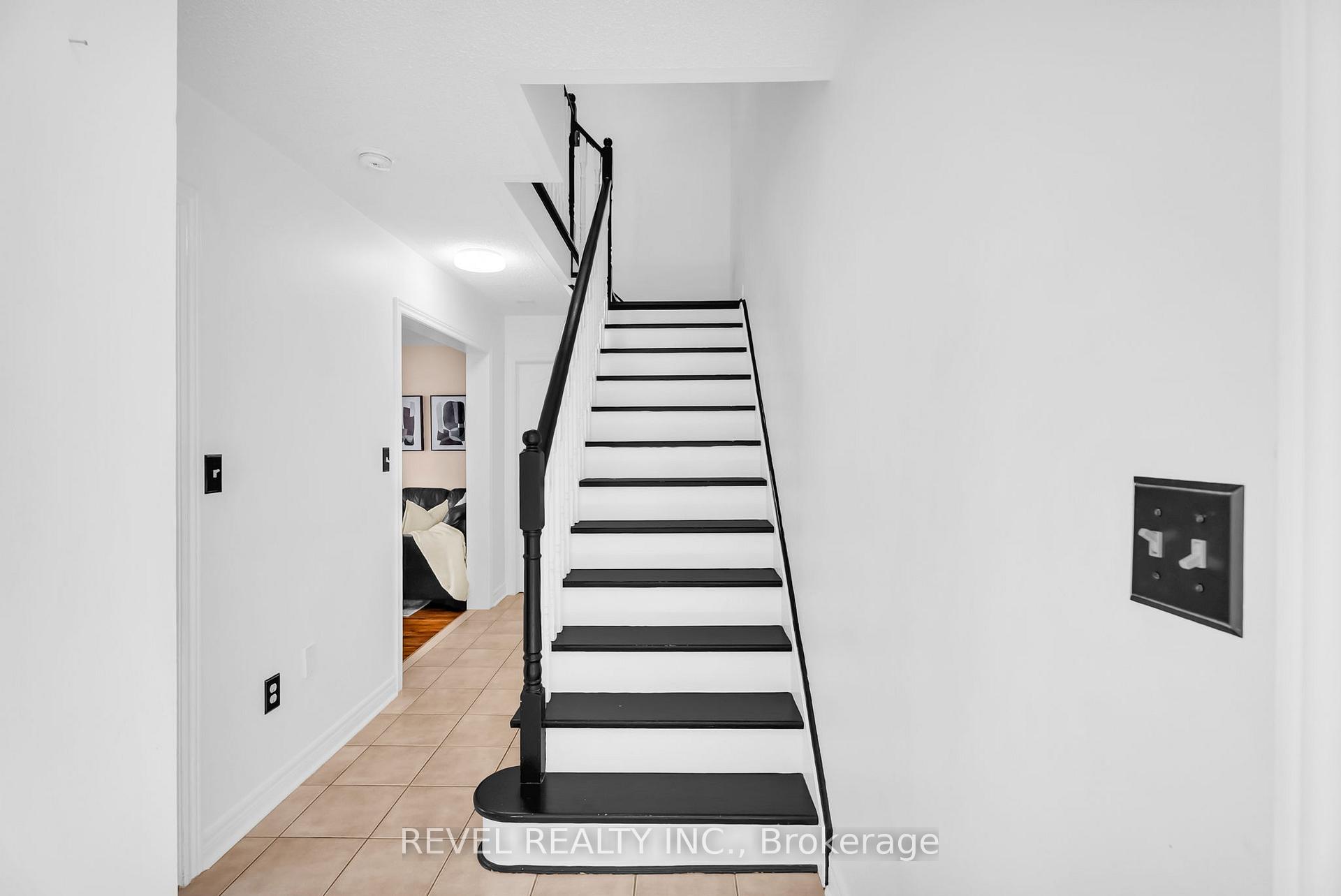 Photo 4 of 100 Pressed Brick Drive, Brampton, Brampton North — HOMEH
