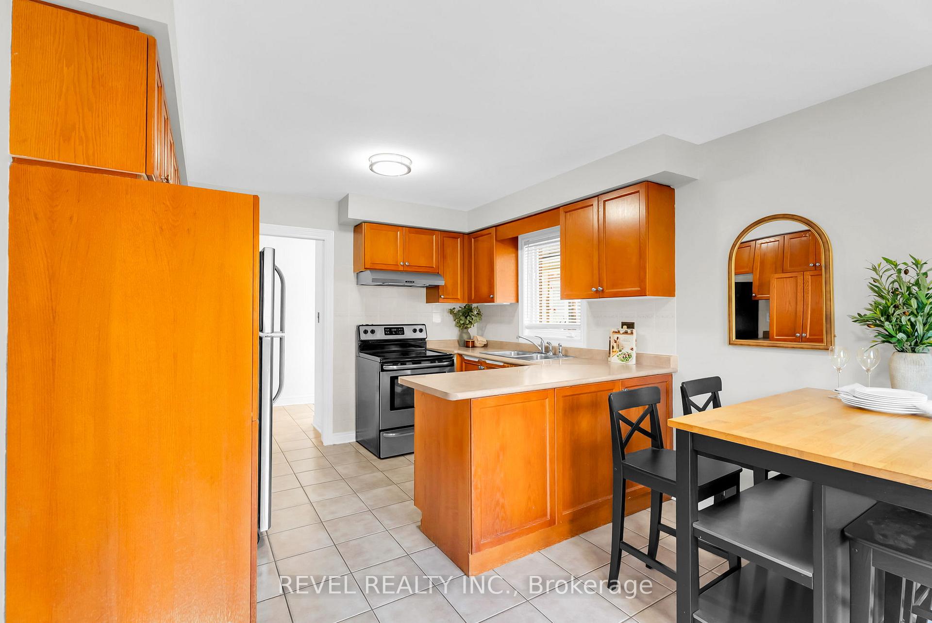 Photo 6 of 100 Pressed Brick Drive, Brampton, Brampton North — HOMEH
