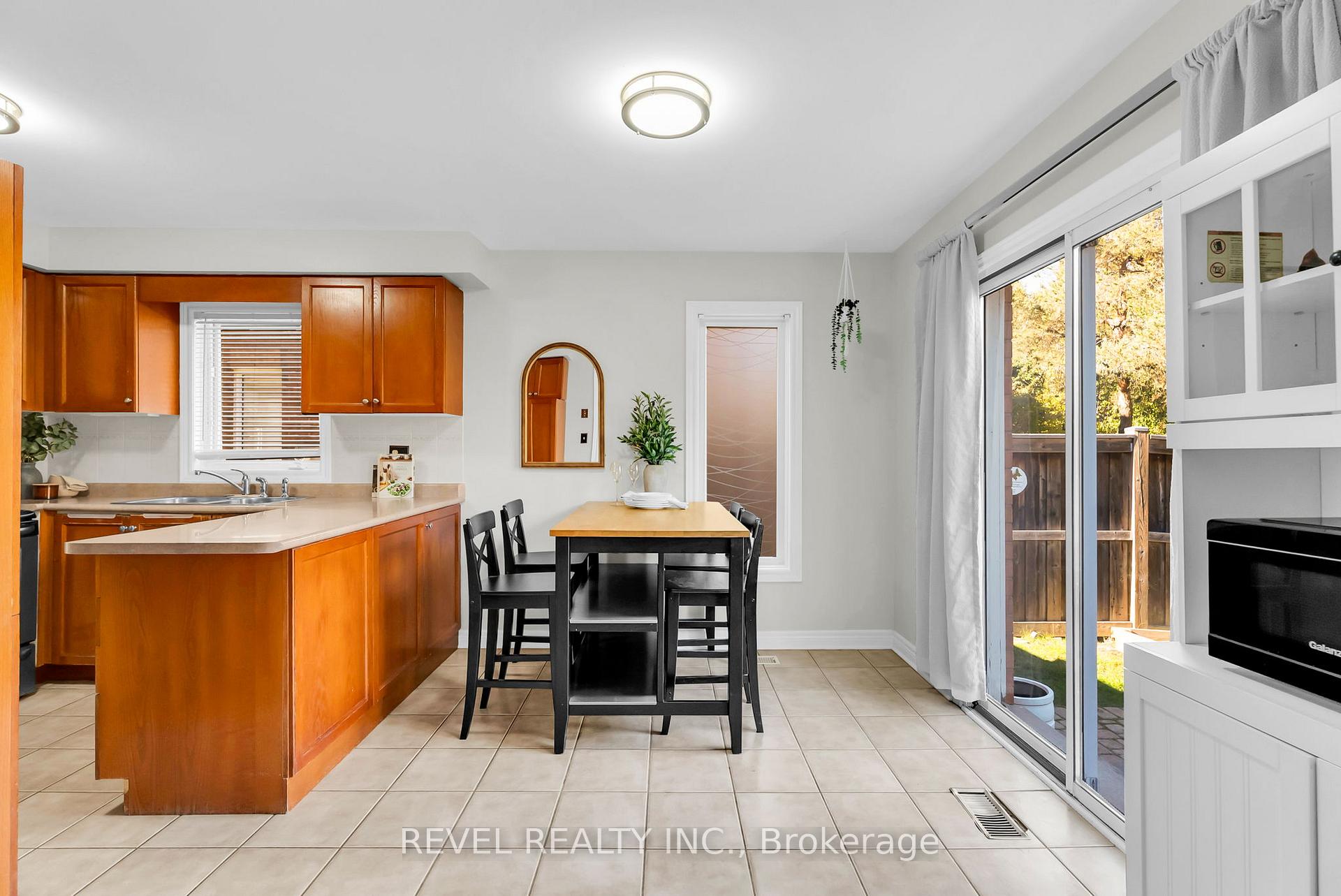 Photo 7 of 100 Pressed Brick Drive, Brampton, Brampton North — HOMEH