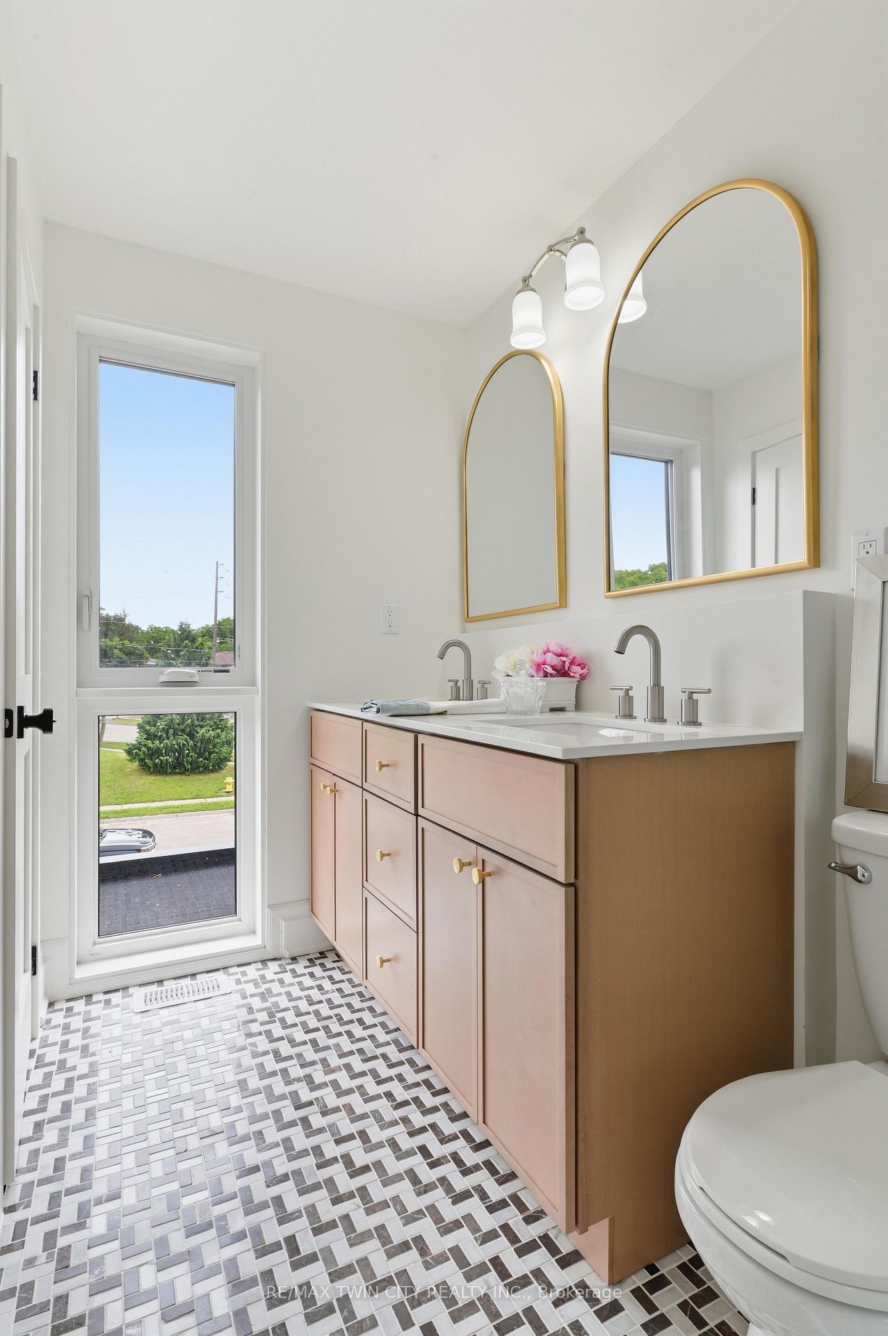 Photo 29 of Unit 1, 37 Edwin Street, Brantford, Holmedale — HOMEH